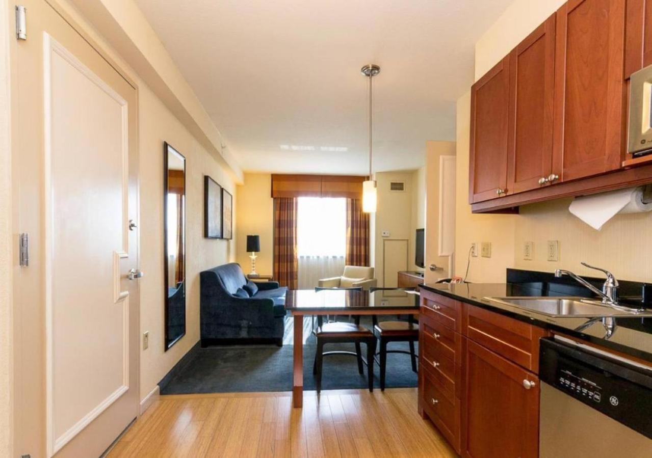 Spacious 1 Bedroom Unit In Prime Location Apartment