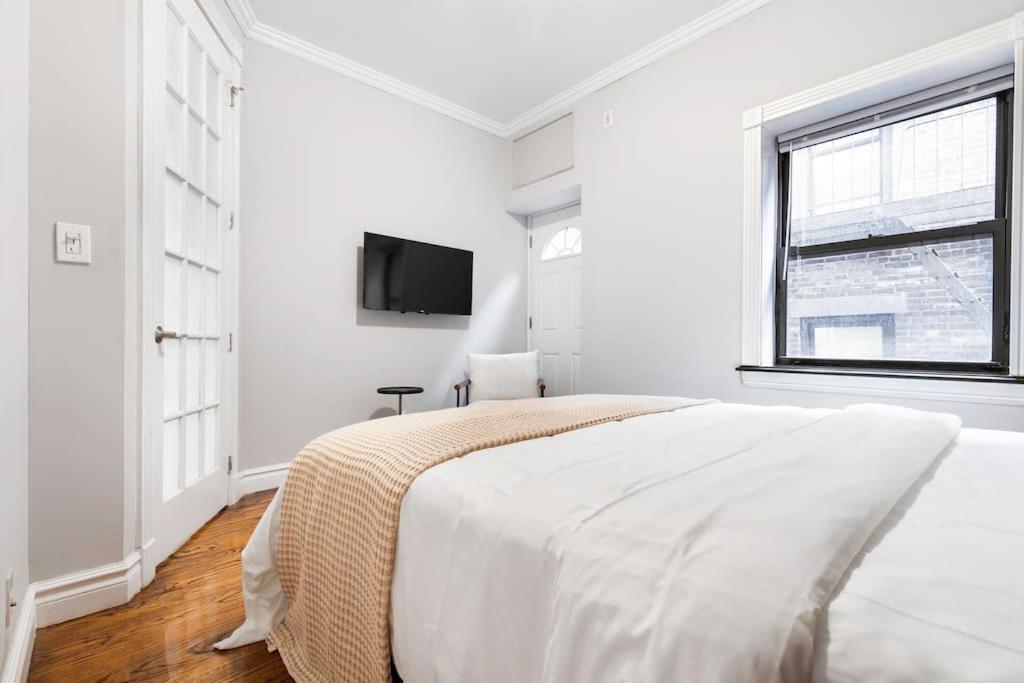 Gorgeous & Bright 3bdr & 1bth In Midtown Manhattan Apartment *
