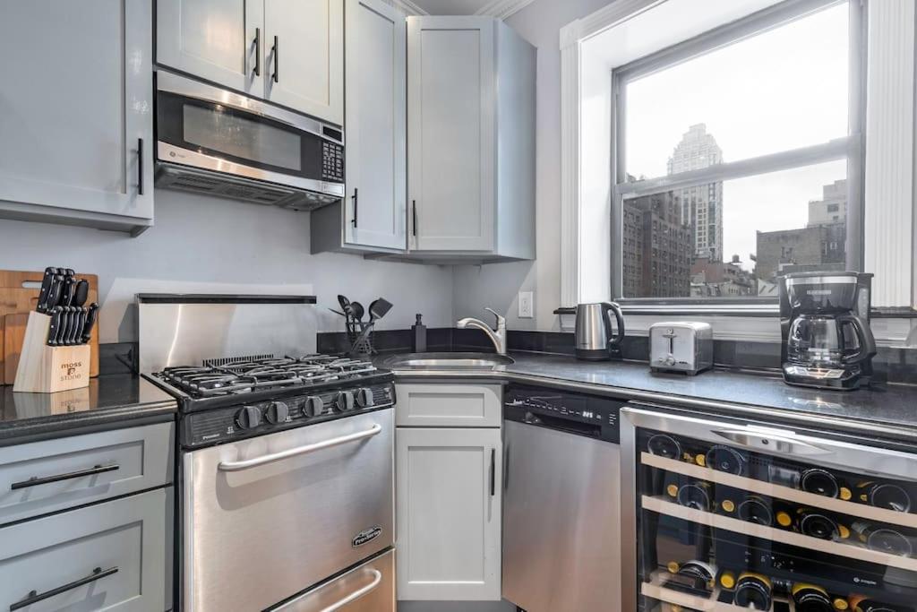Gorgeous & Bright 3bdr & 1bth In Midtown Manhattan *