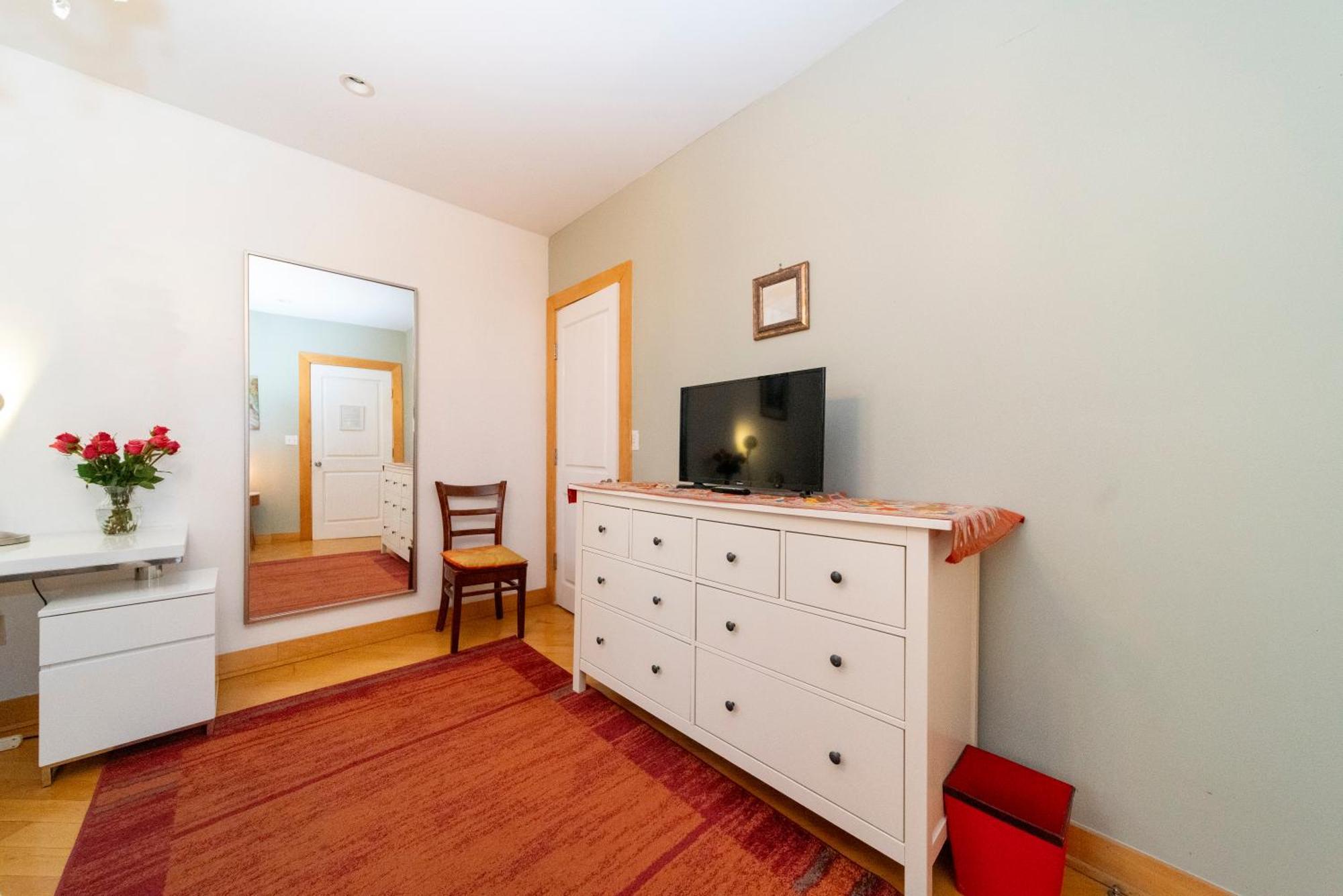 2 Bedrooms With One Private Bathroom In Lovely Homestay