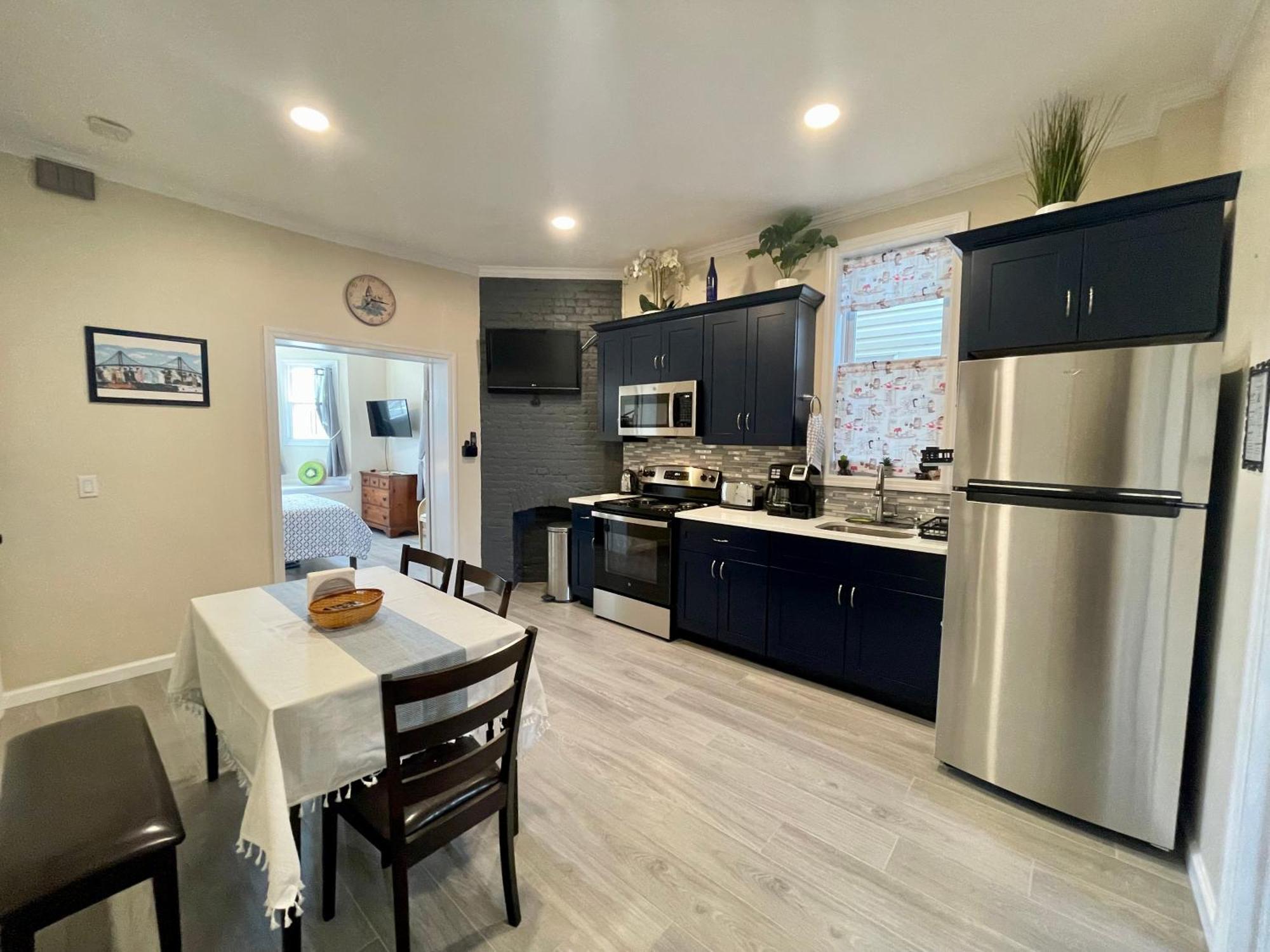 Private Bedroom Near Free Ferry Boat! *