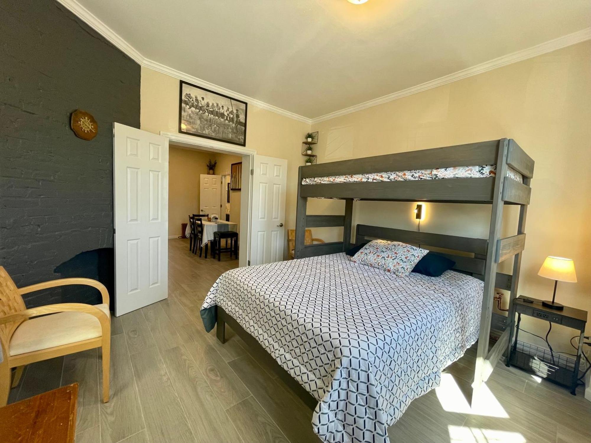 Private Bedroom Near Free Ferry Boat!