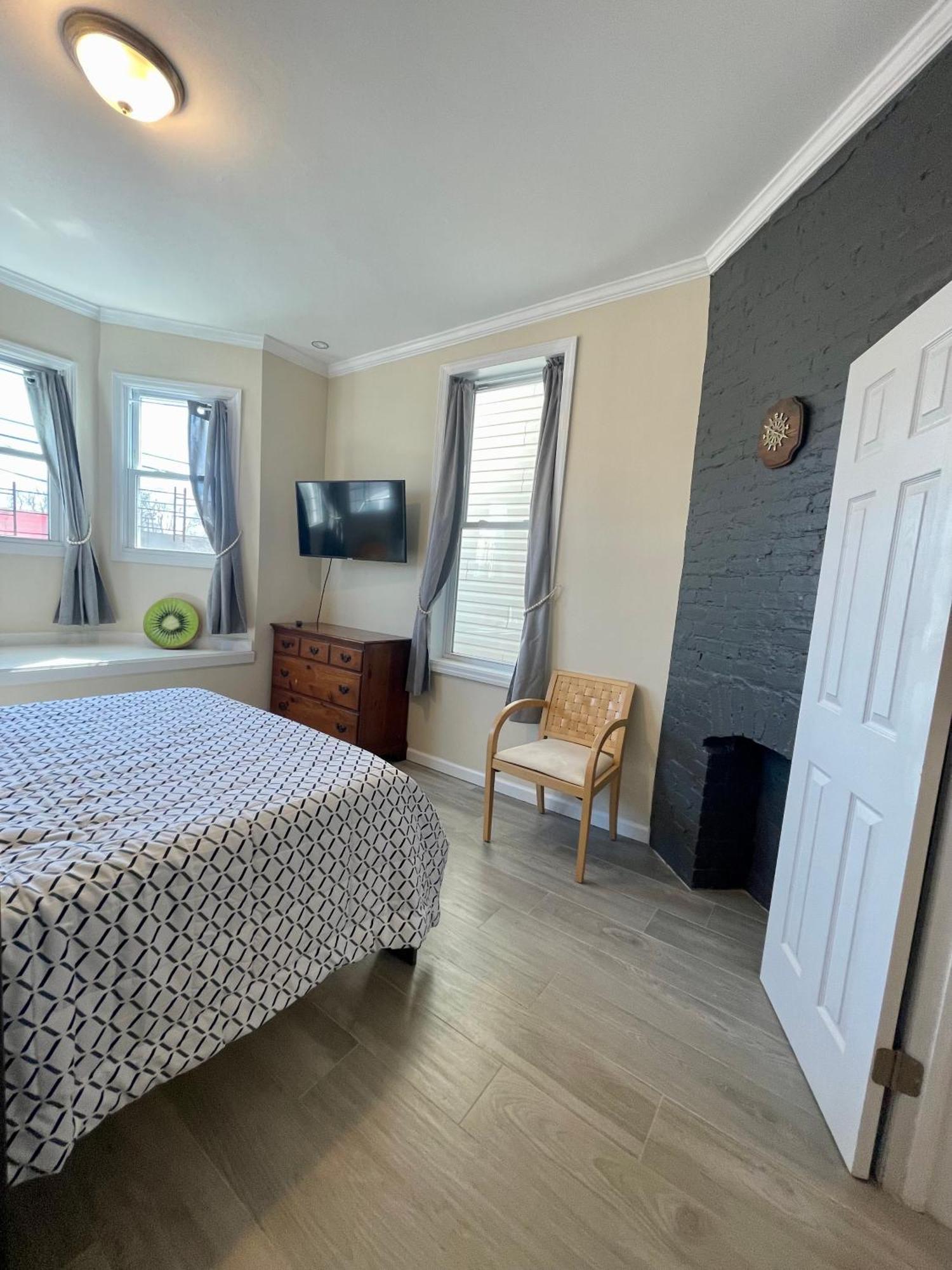 Private Bedroom Near Free Ferry Boat! Homestay