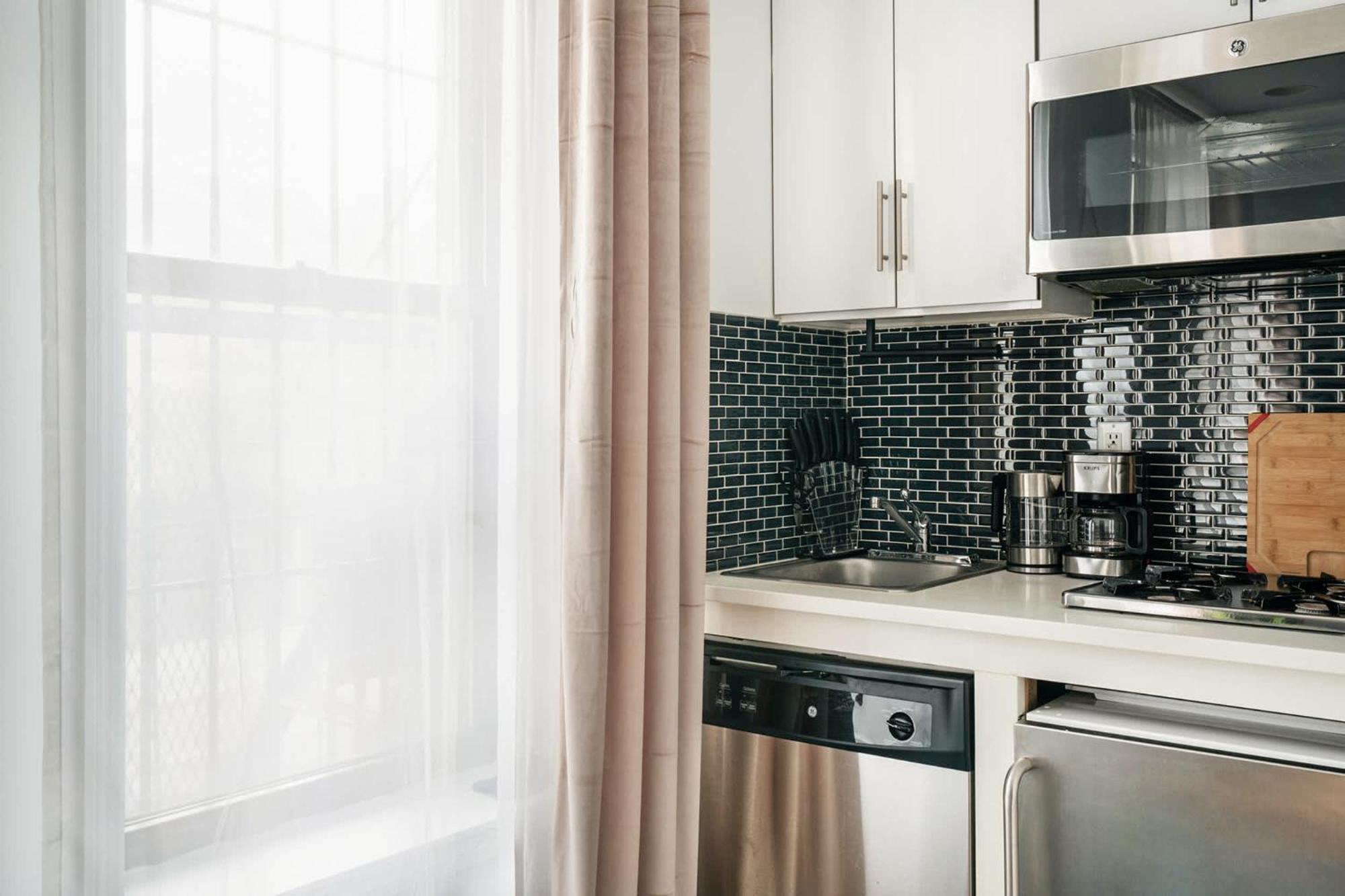 Apartment 69-3a Prime Les Modern Brand New 1br *