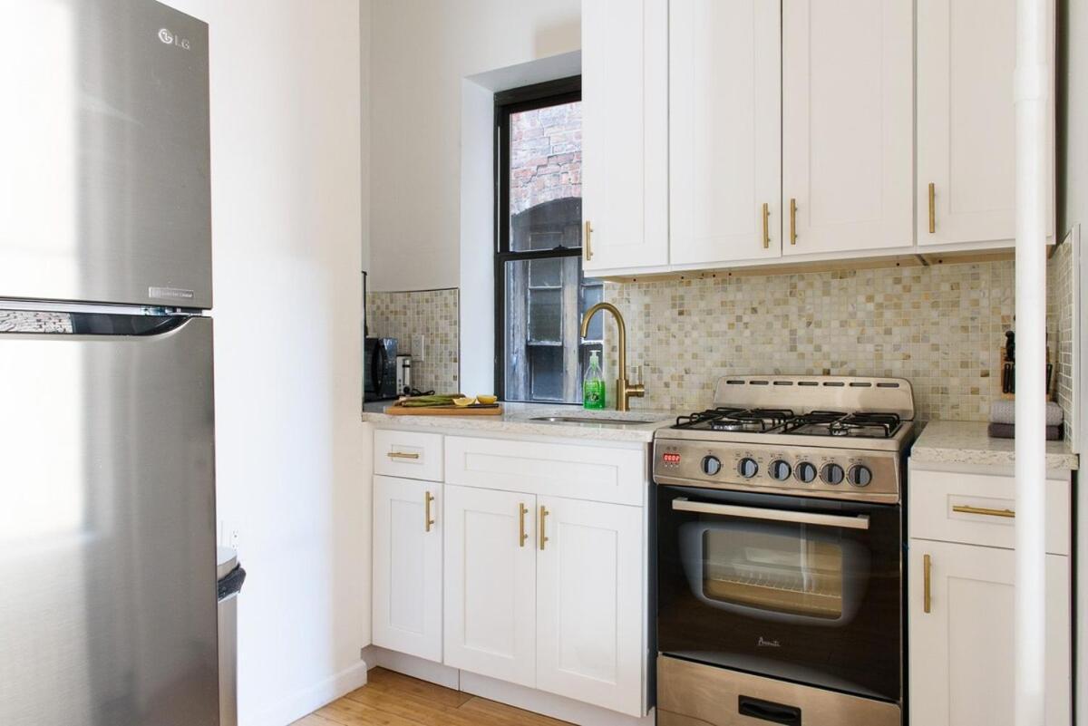 428-4r Prime Midtown Large 2 Bedroom Newly Furnished New York