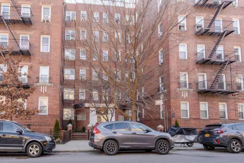 2 Large Bedrooms In Rego Park Apartment *