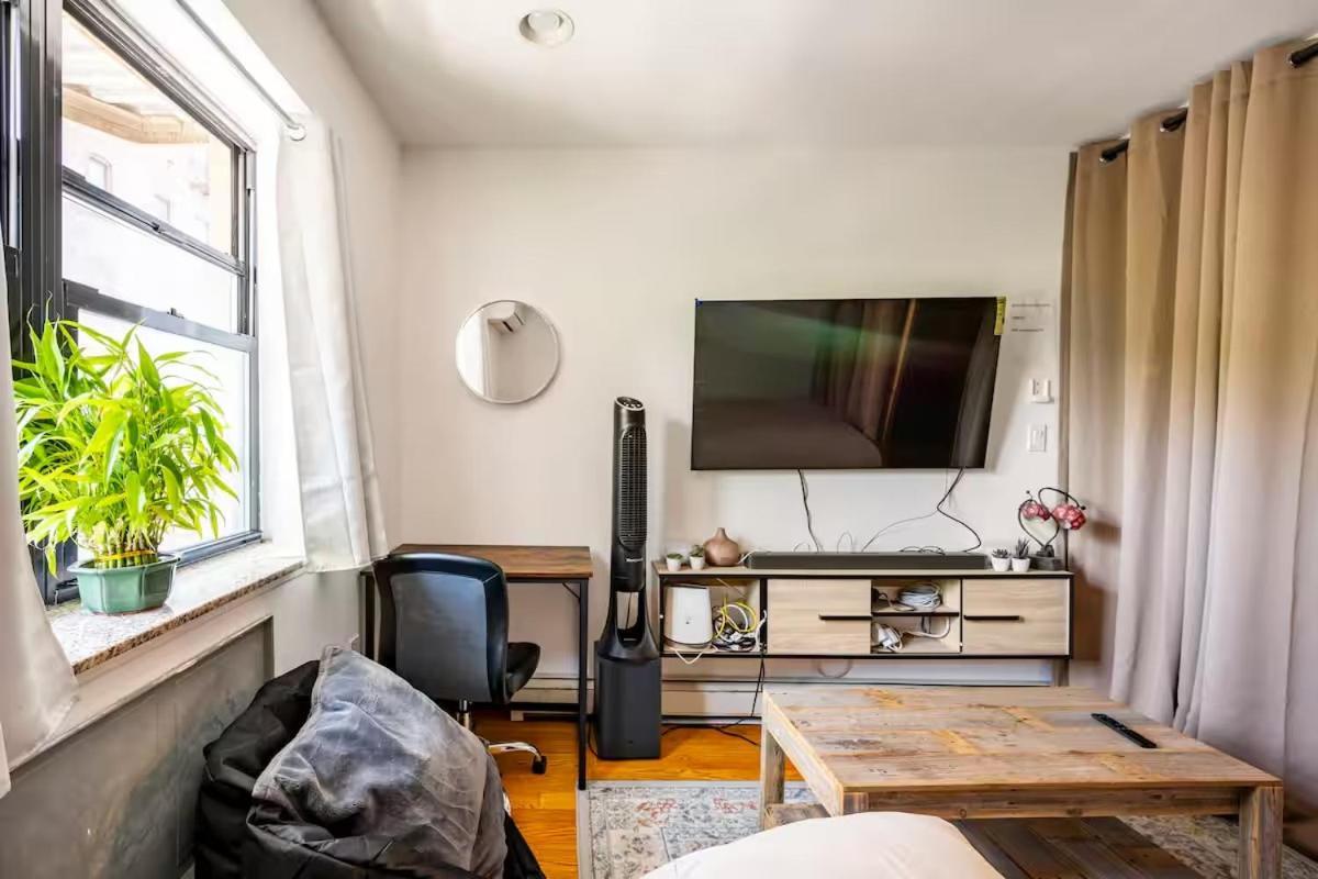 Location In Queens, Everything Is Near By, Private Room, Laguardia Airport 10min Homestay New York