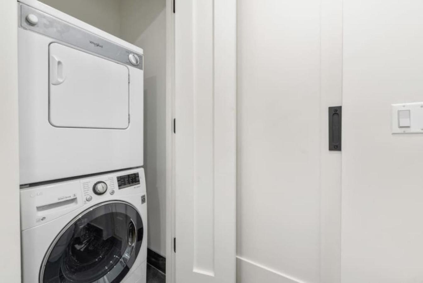 3br Penthouse With Massive Private Rooftop Apartment *