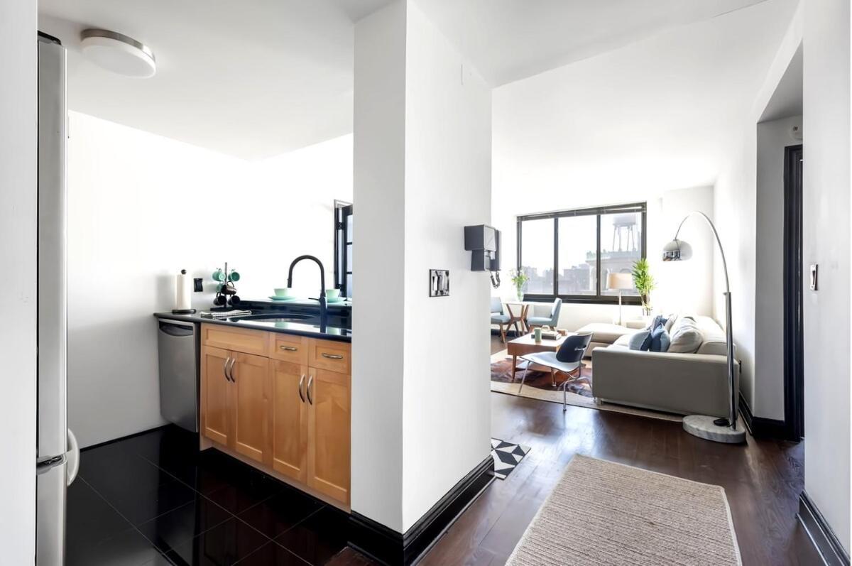 Apartment Doorman! High Floor! Views! Elevator! Free Gym! *