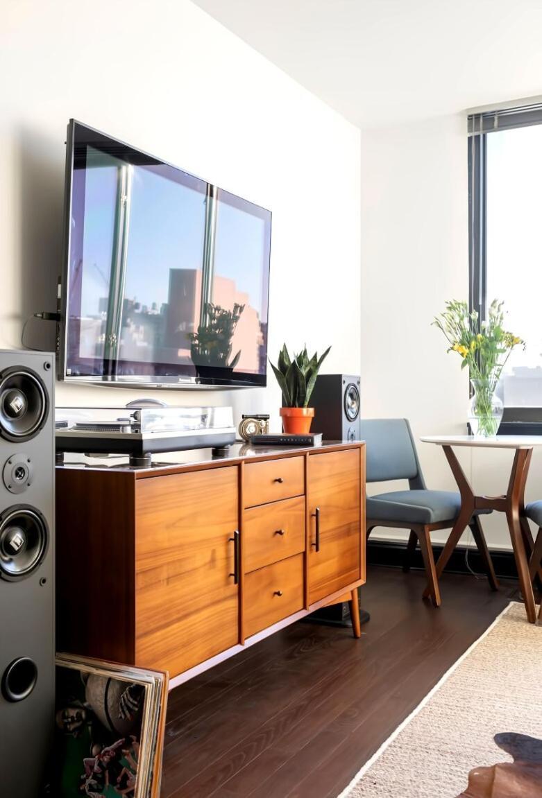 Doorman! High Floor! Views! Elevator! Free Gym! *