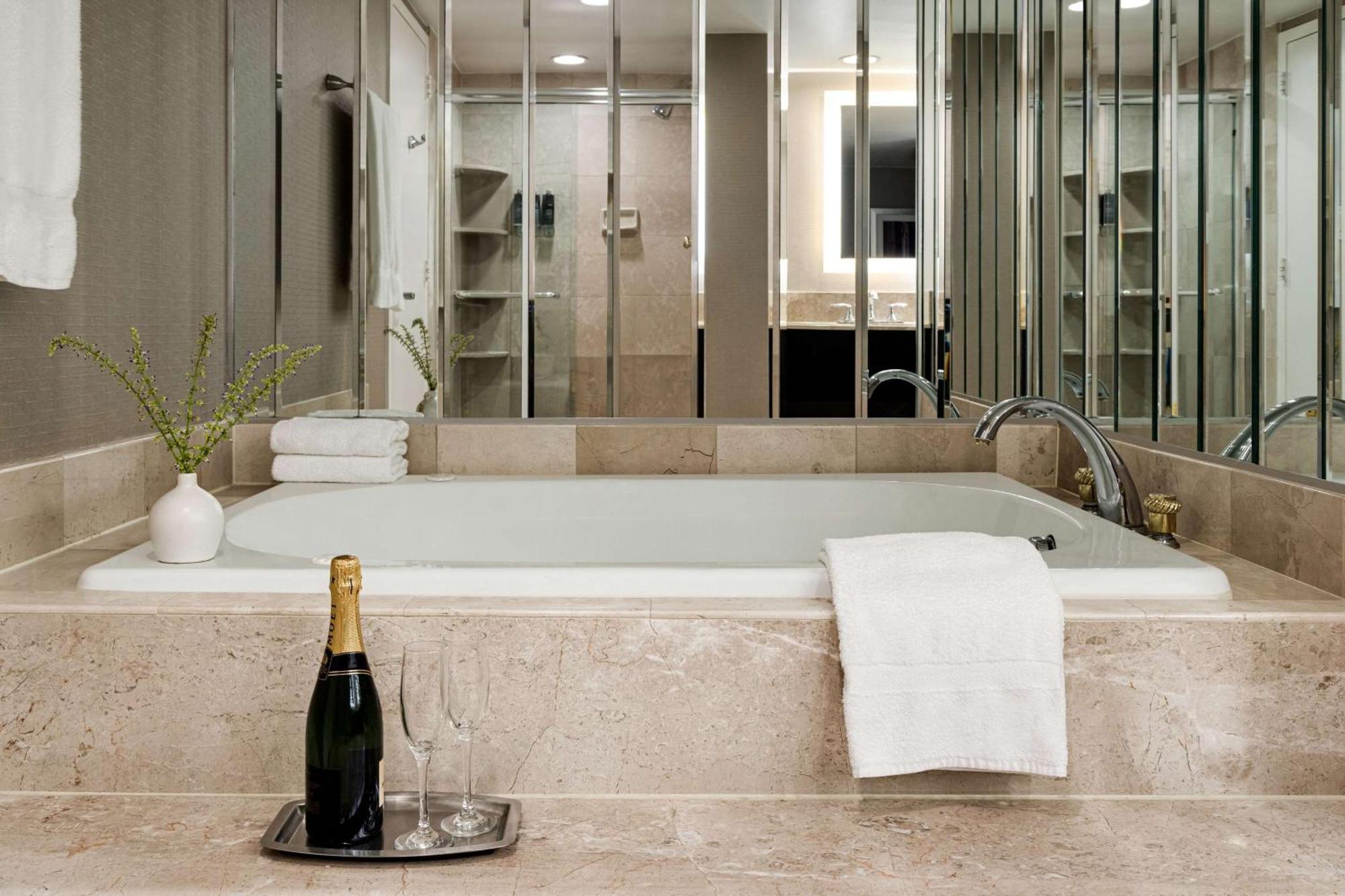 Doubletree By Hilton New York-laguardia