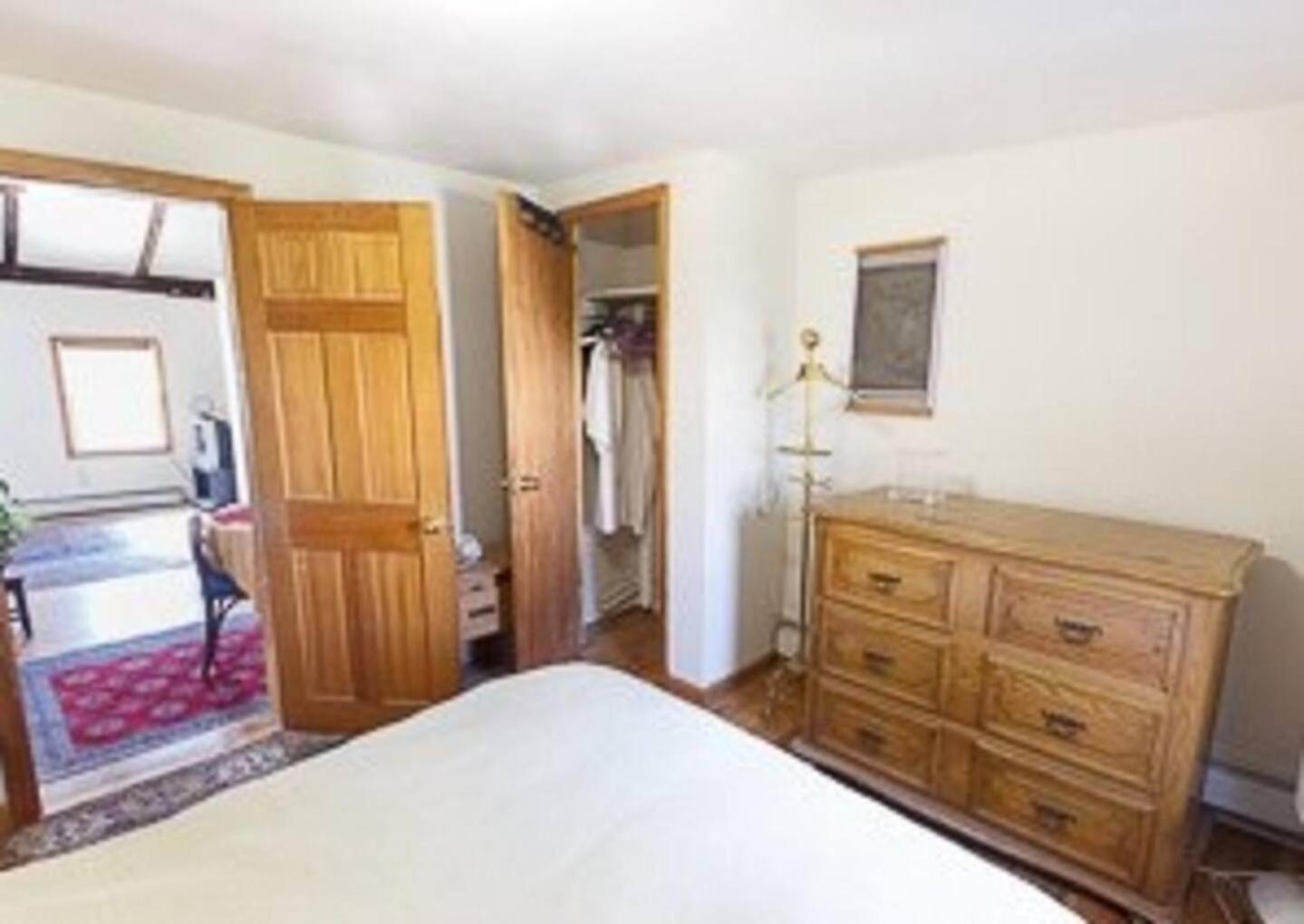 Skylighted Two Br In Multicultural Neighborhood, 25 Minutes To Manhattan *