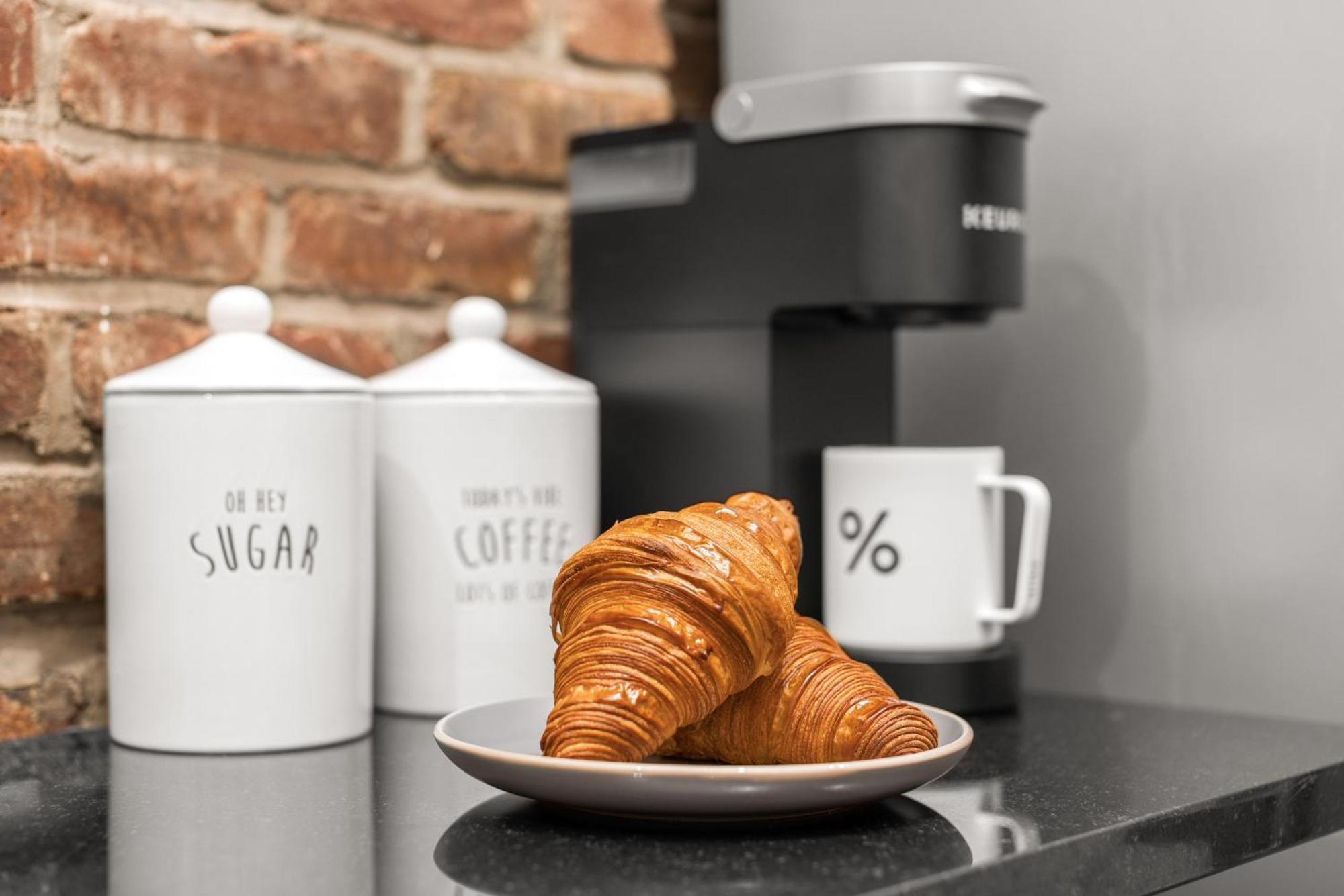 Stylish Escape Modern 2br On Street Apartment *