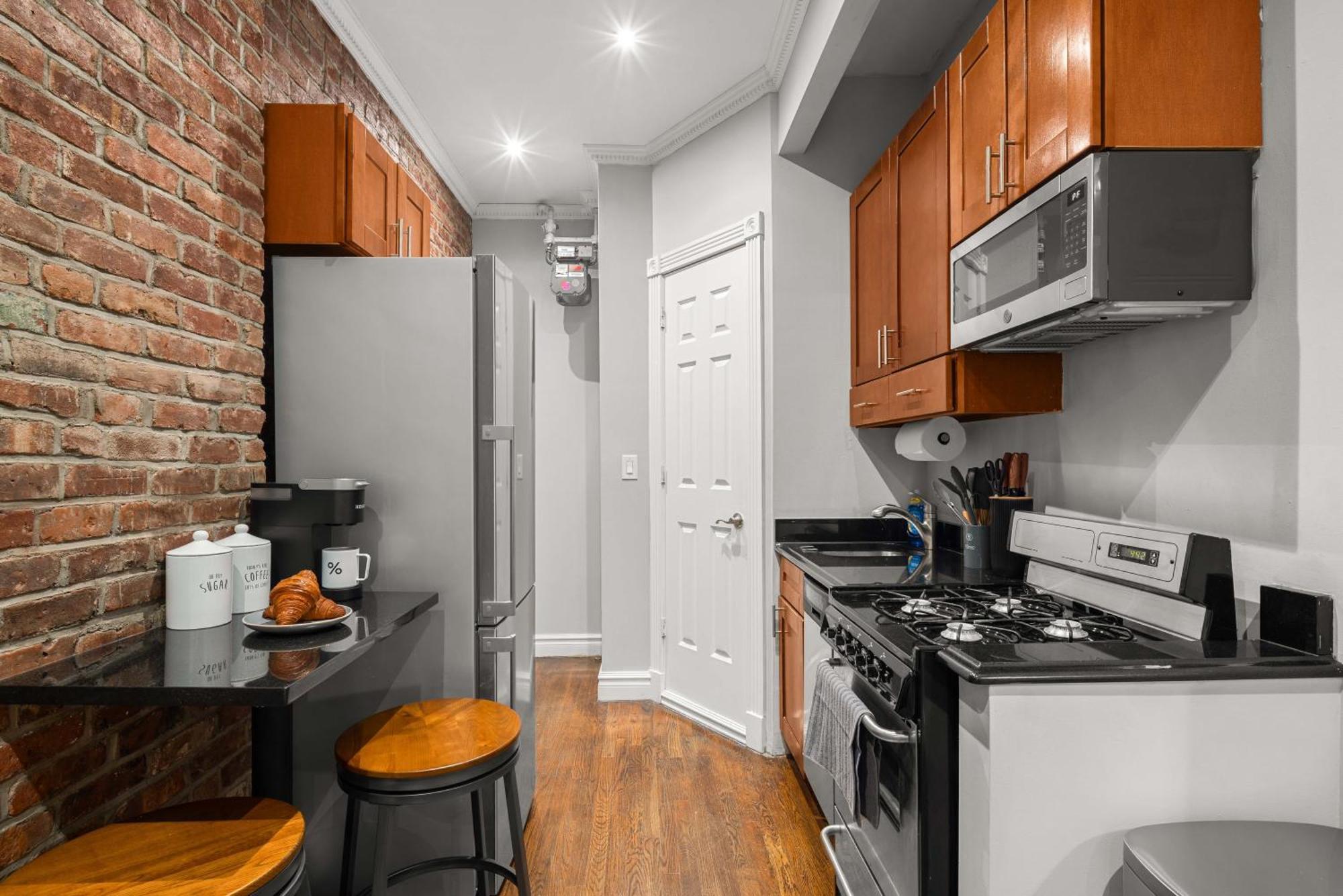 Stylish Escape Modern 2br On Street Apartment