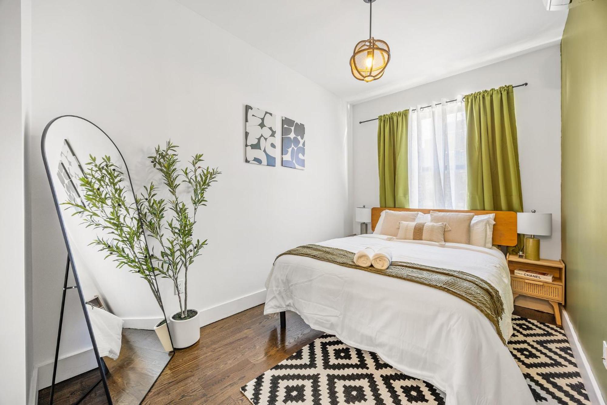 Mid-century 5br And 5 Baths W Ps5 & Laundry Apartment