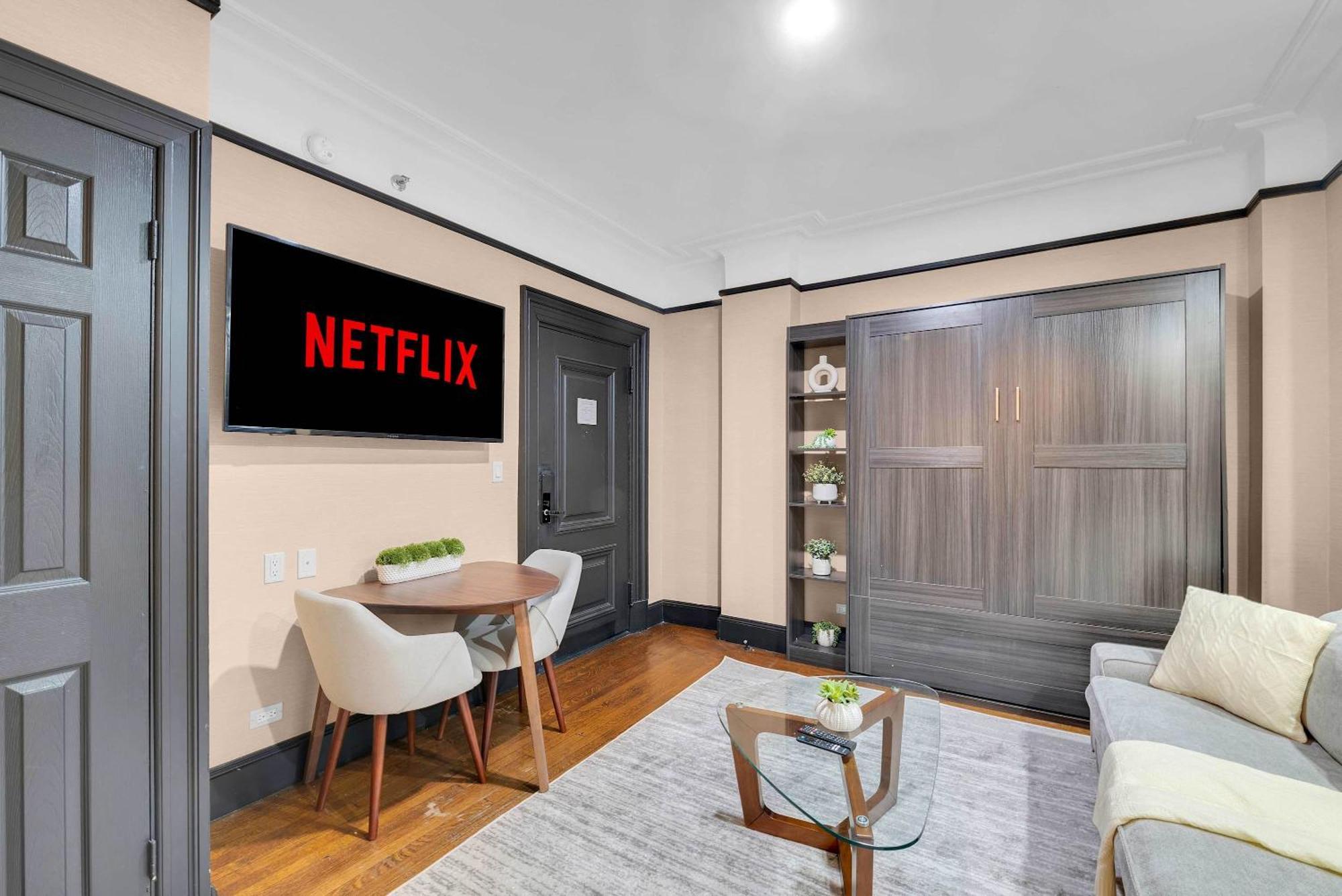 Stylish 1br In The Heart Of The With Gym New York