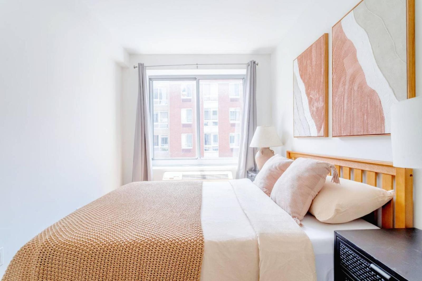 3br In Hells Kitchen Walk To Times Square & Broadway *