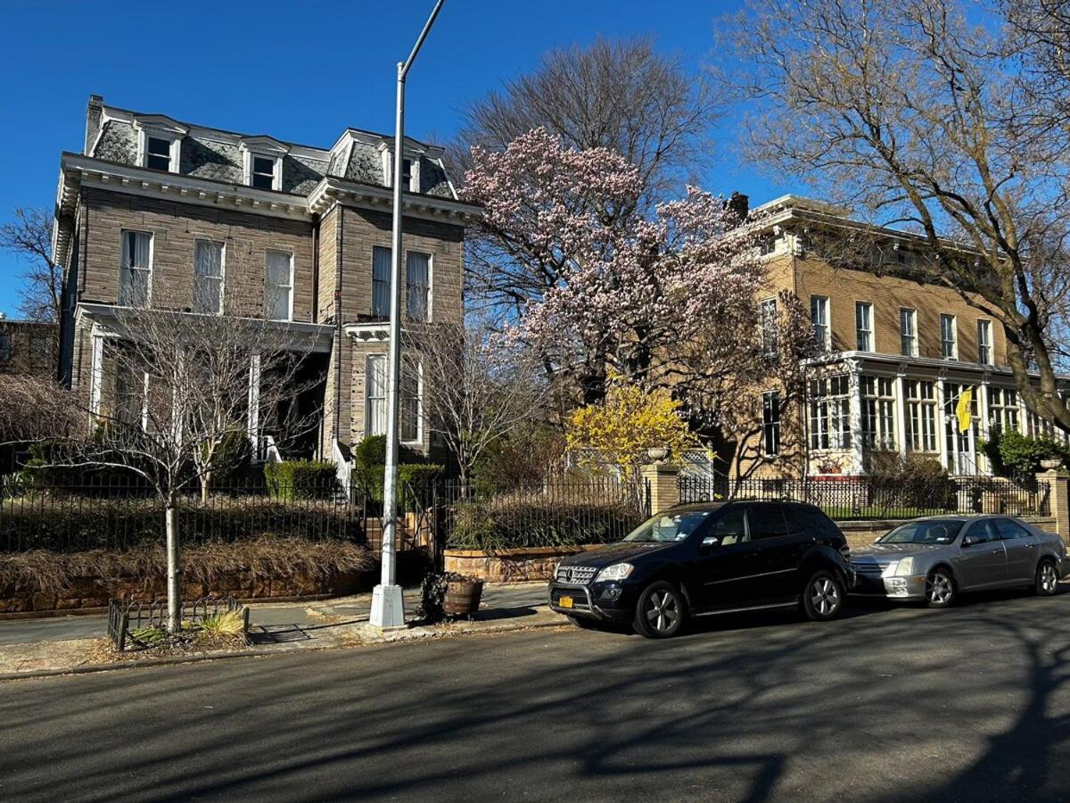 Apartment Serene Brooklyn Escape Near Cafes & Park, Sleeps 5 *