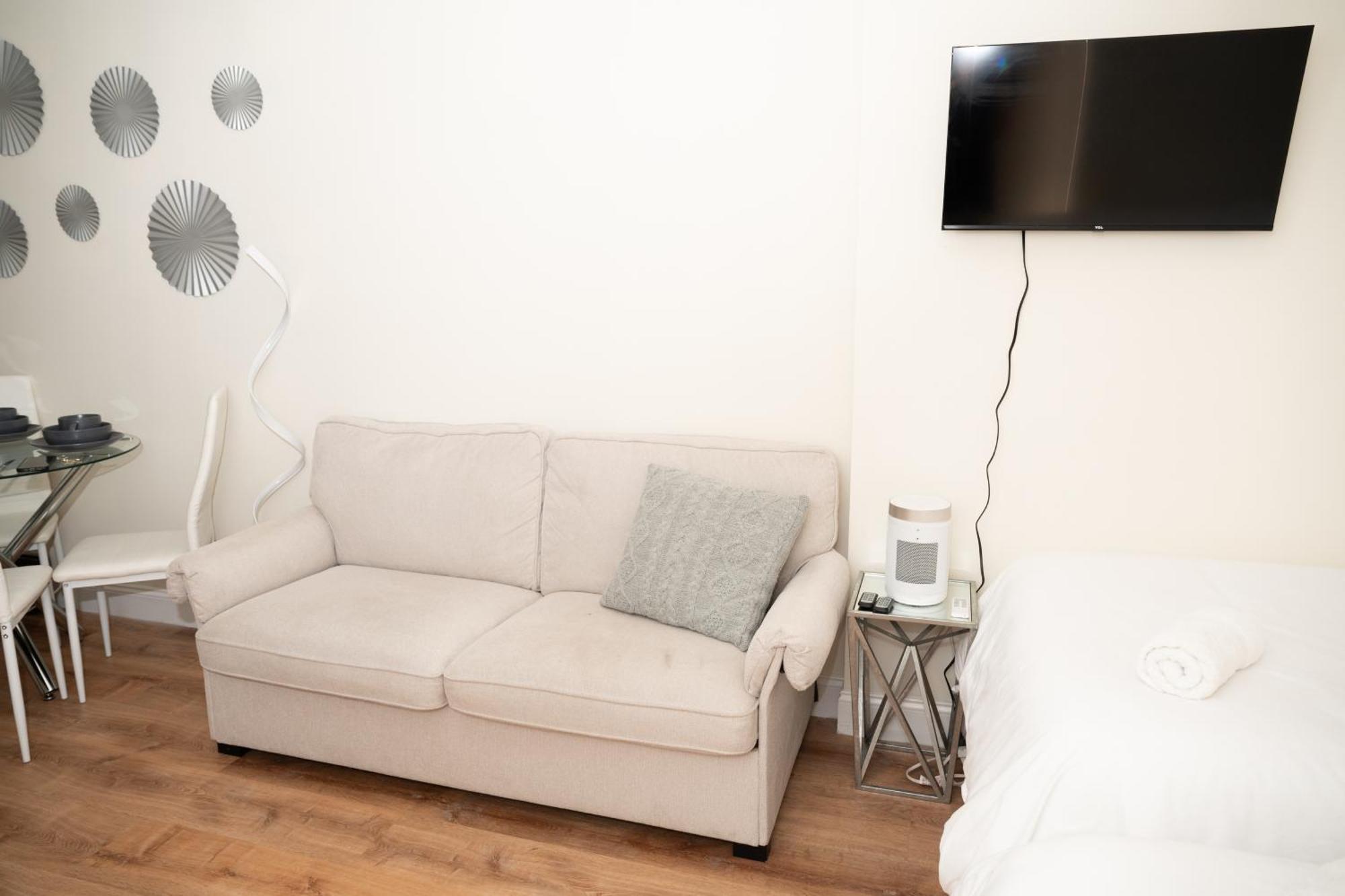 East2 Village Center Apartment7 W Full Amenities Great Location *