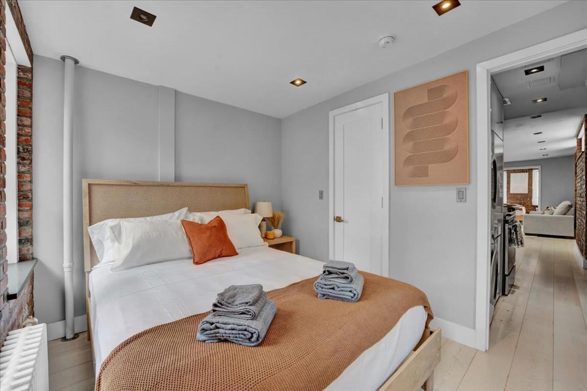 Soho Designer 2br W Balcony Apartment