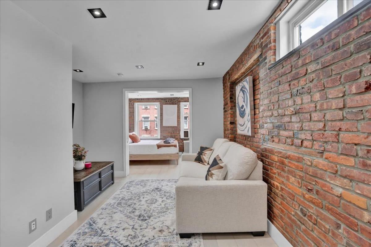 Soho Designer 2br W Balcony Apartment *