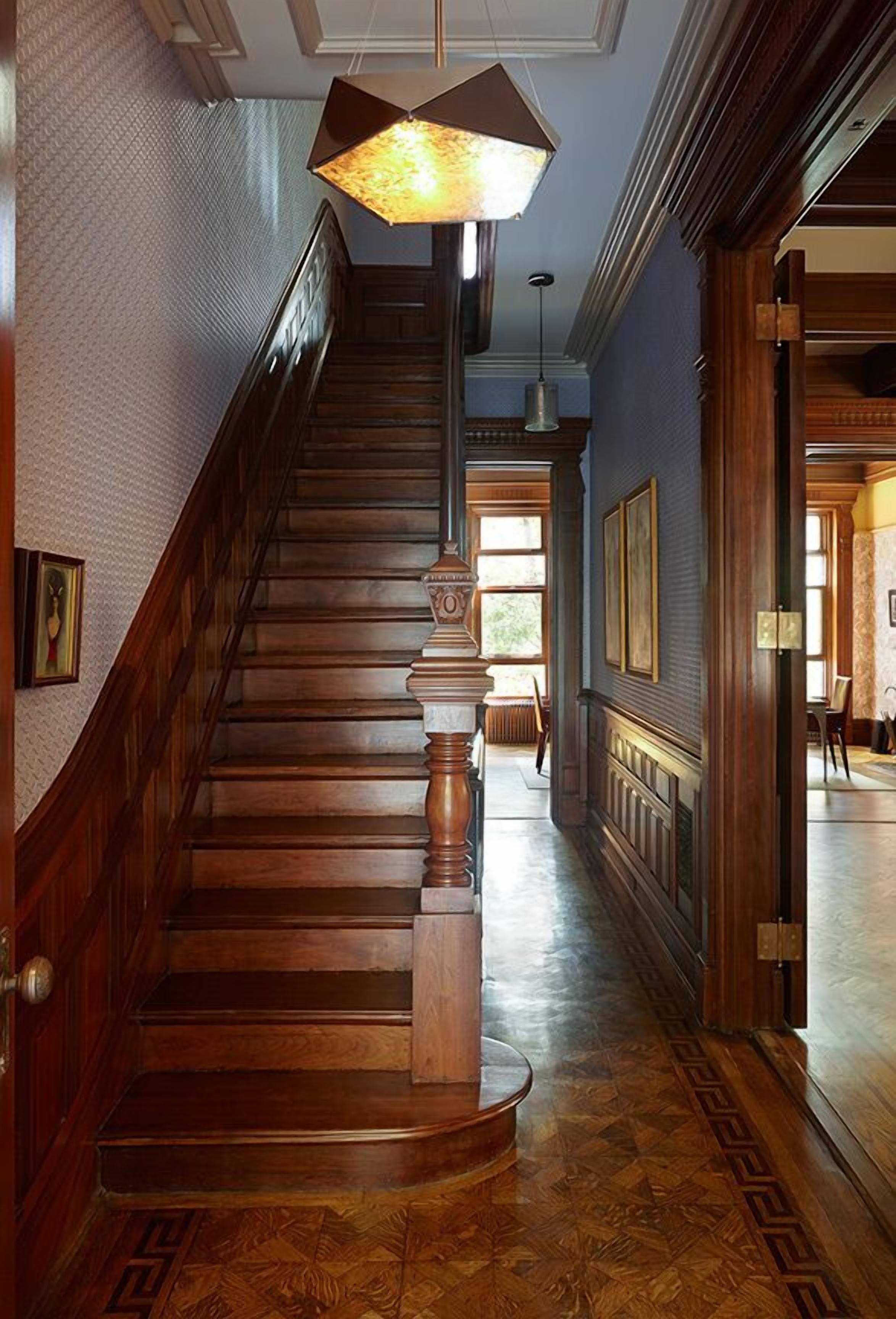 Arlington Place Hotel