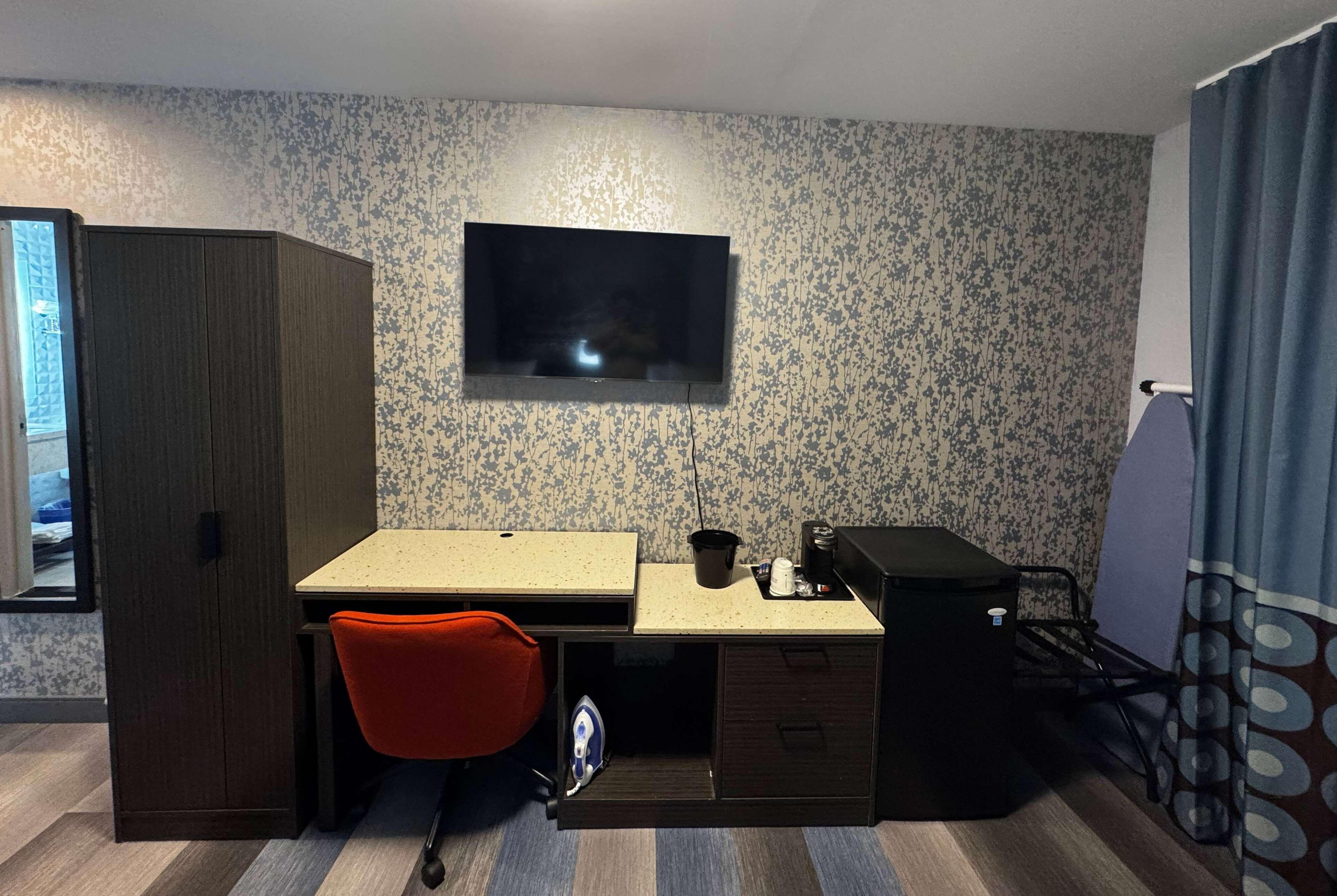 Hotel Super 8 By Wyndham Brooklyn Fulton Street Broadway Junction 2*