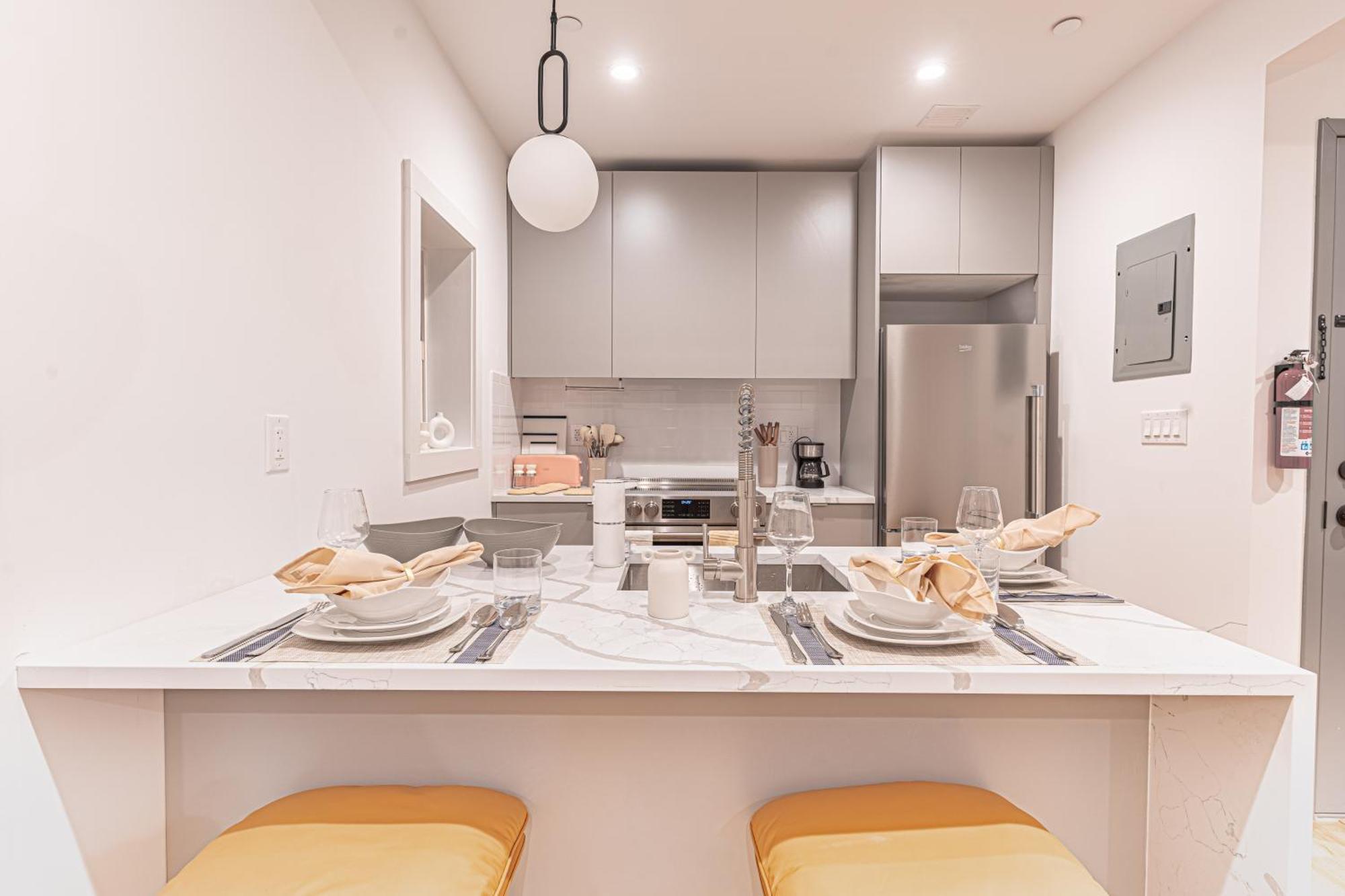 Modern & Min Brooklyn Gem W Balcony Apartment *