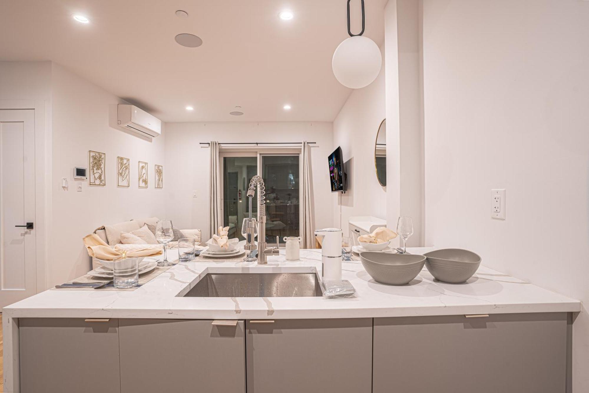 Modern & Min Brooklyn Gem W Balcony *