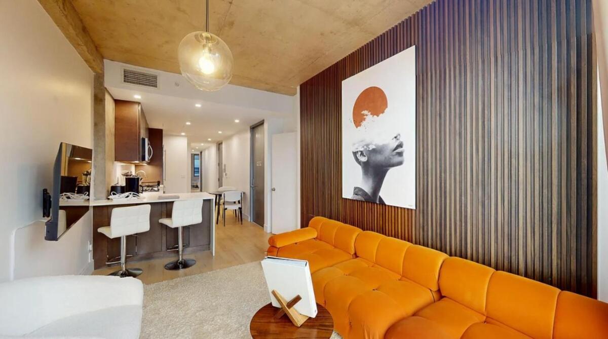 Sleek Two Bedroom In Manhattan