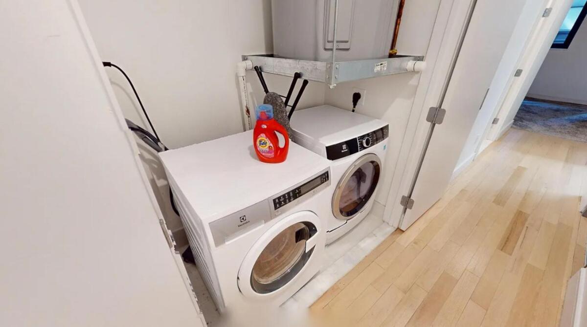 Sleek Two Bedroom In Manhattan *