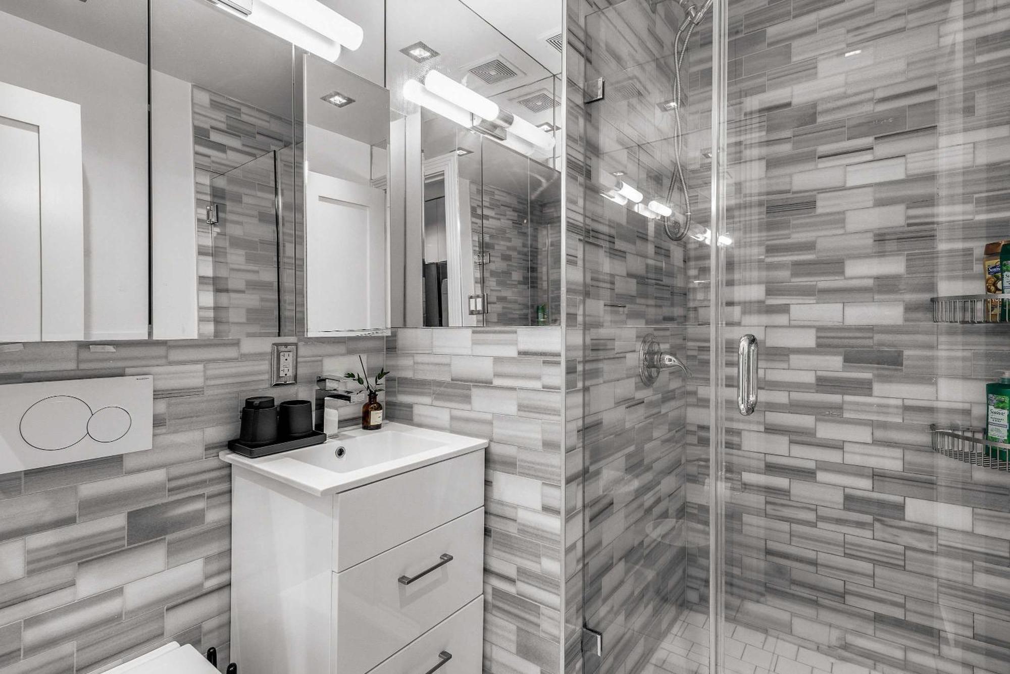 Sleek Midtown East Near Everything Apartment