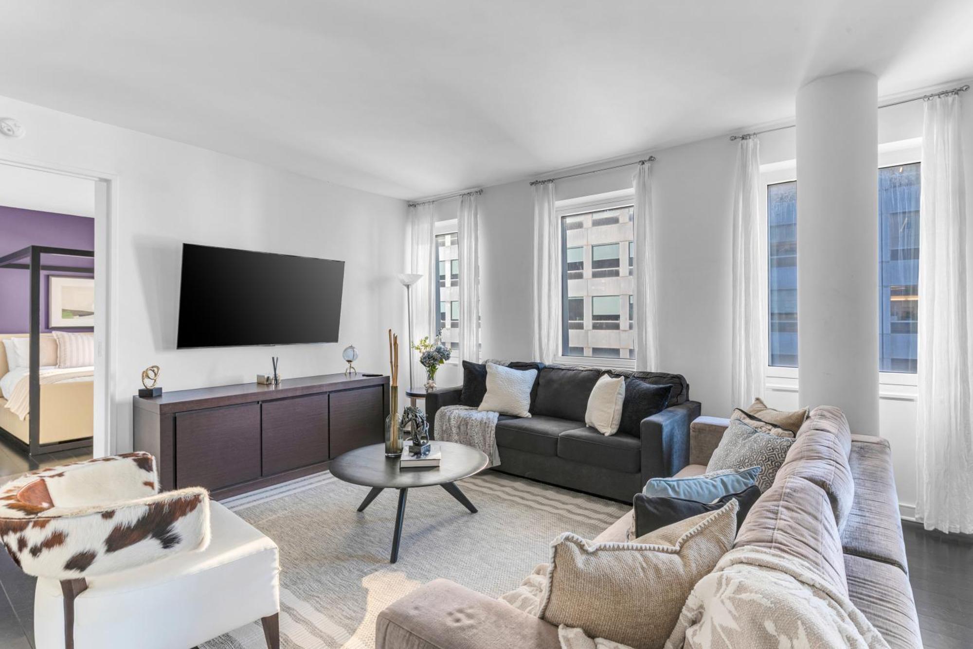Elegant Midtown Retreat, Views, Steps To Times Square Apartment *