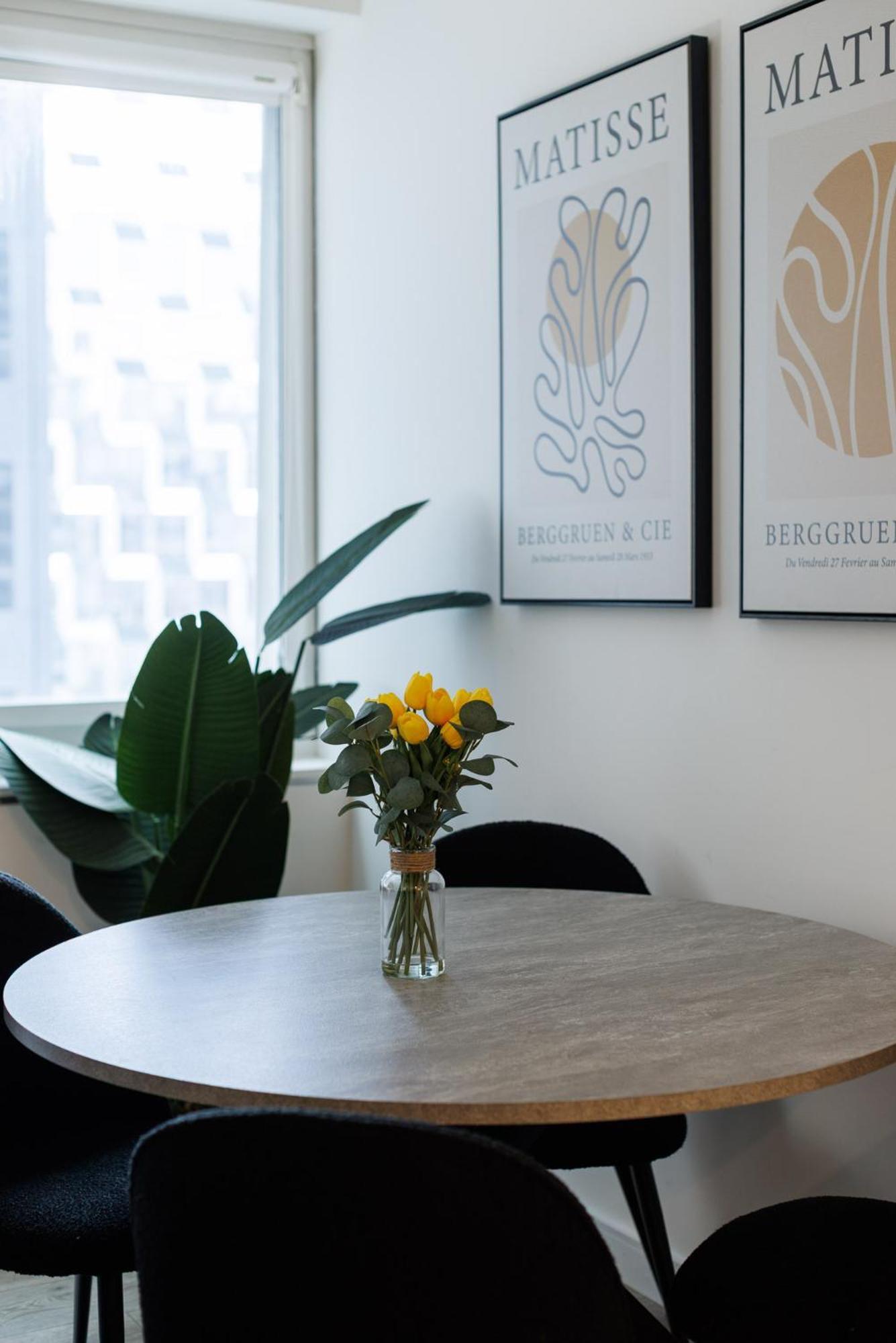 Stylish Nyc Haven Steps To Broadway & Dining Apartment