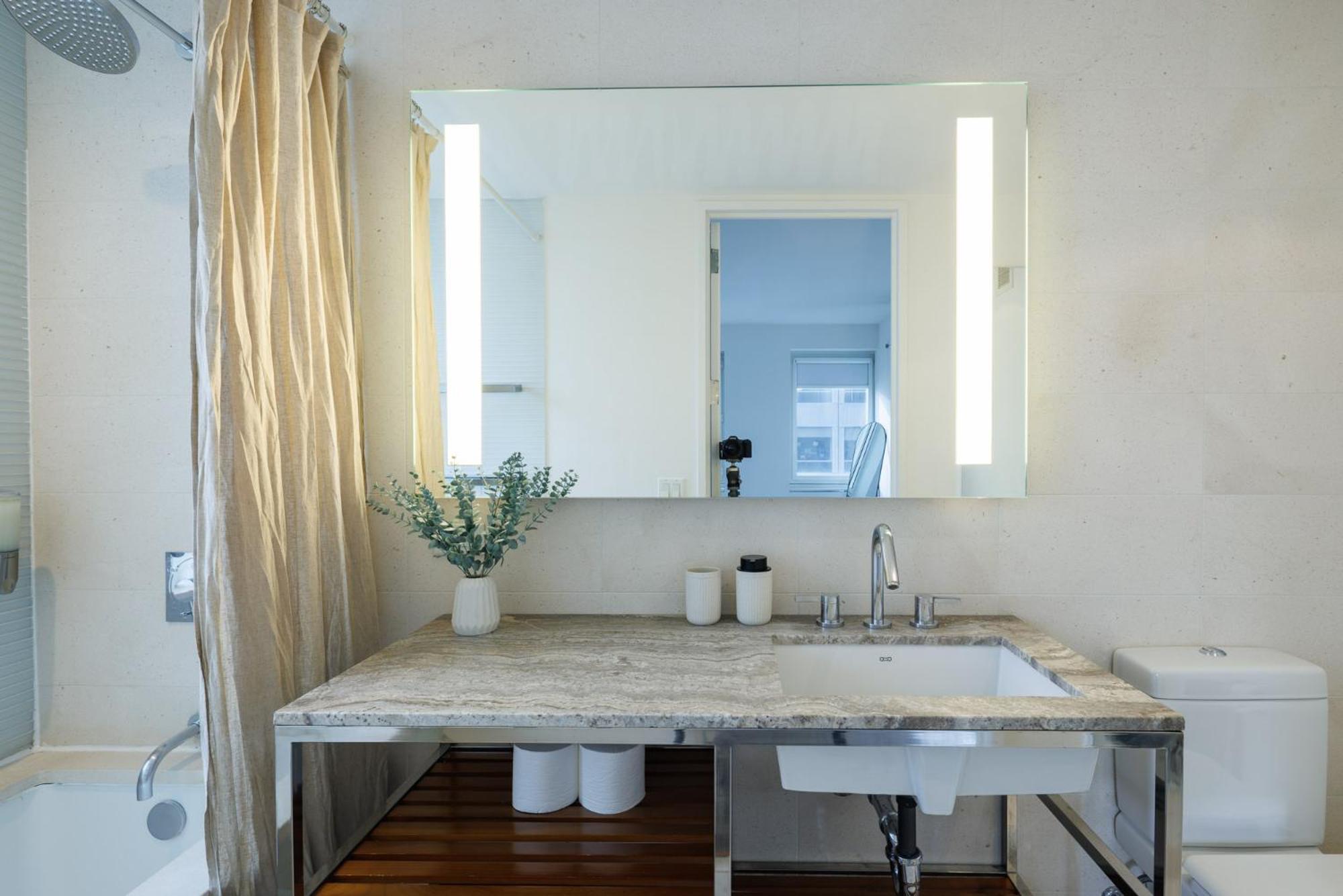 Stylish Nyc Haven Steps To Broadway & Dining