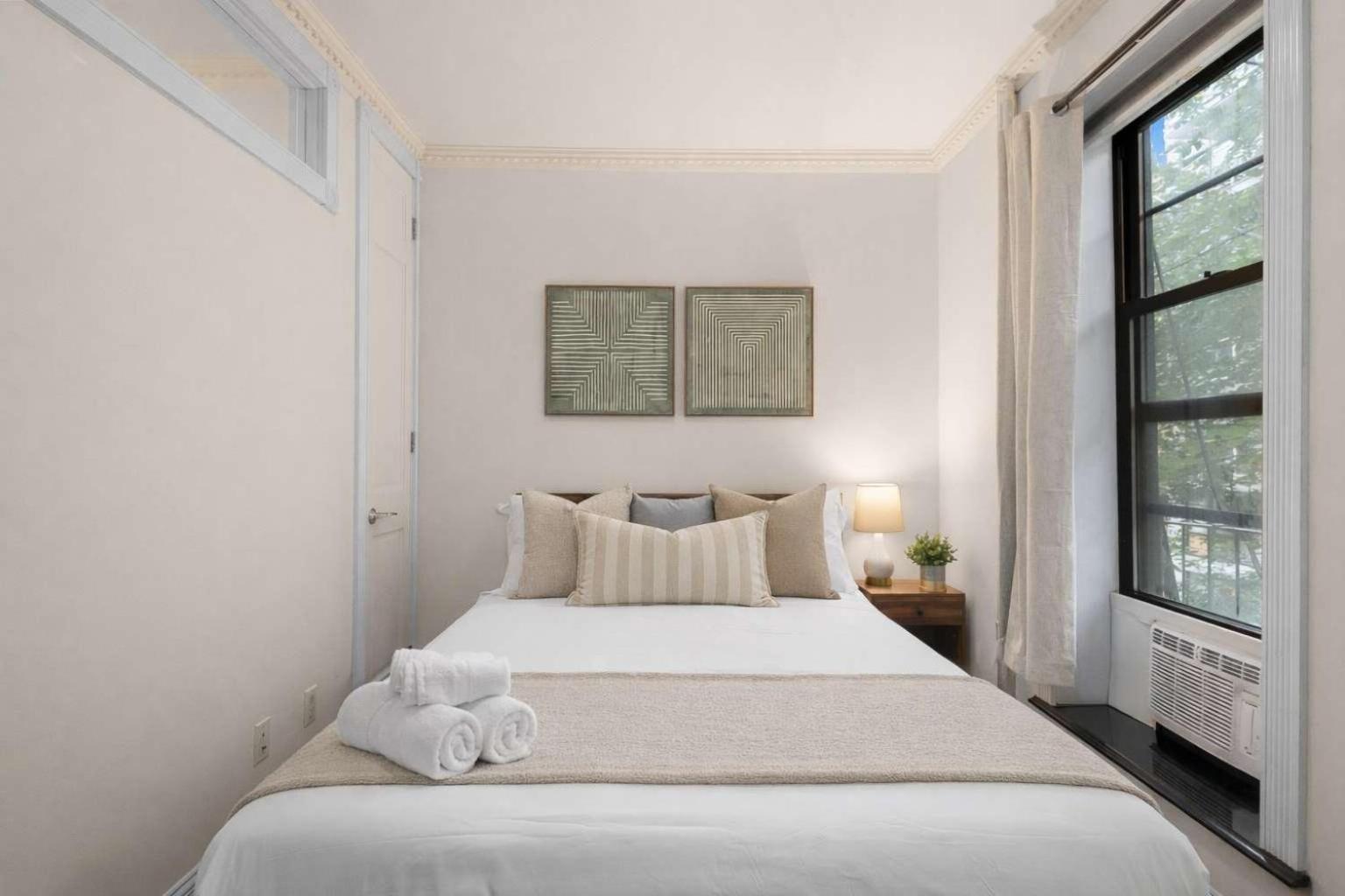 Stylish East Side Escape Steps From Fun Apartment *