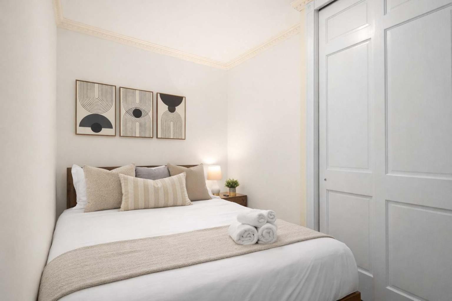 Stylish East Side Escape Steps From Fun Apartment *