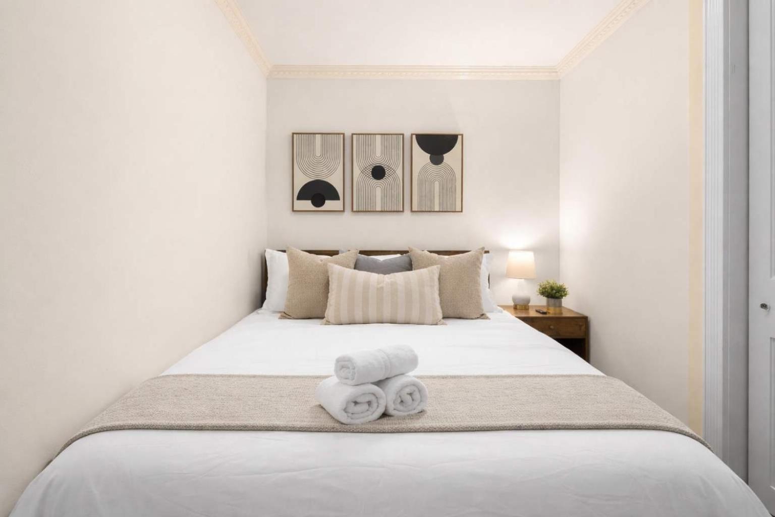 Stylish East Side Escape Steps From Fun Apartment *