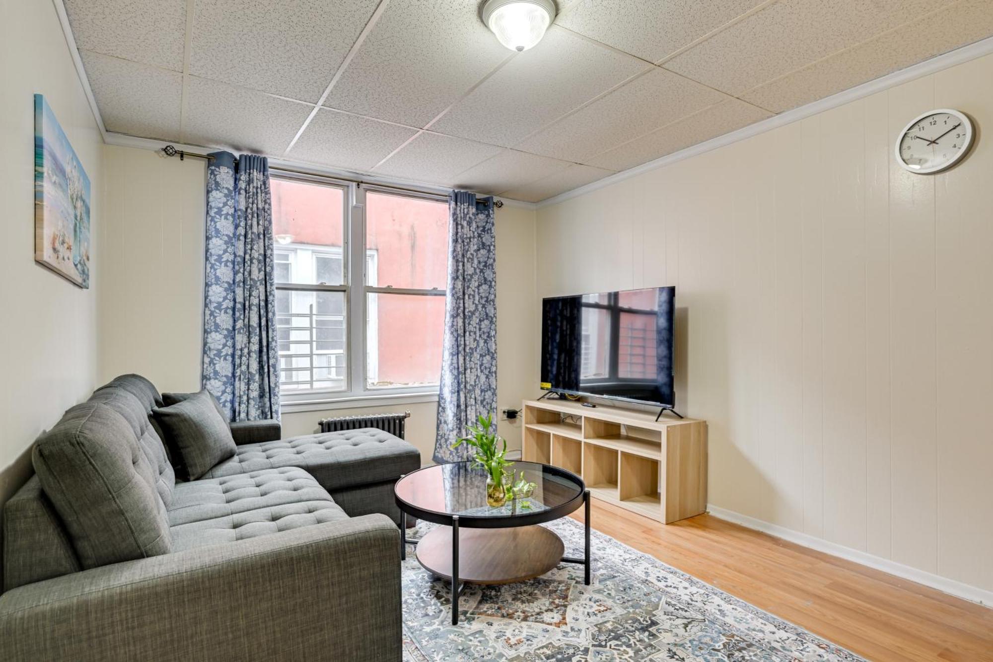 Easy Train Access! Quiet Commuter Apartment *