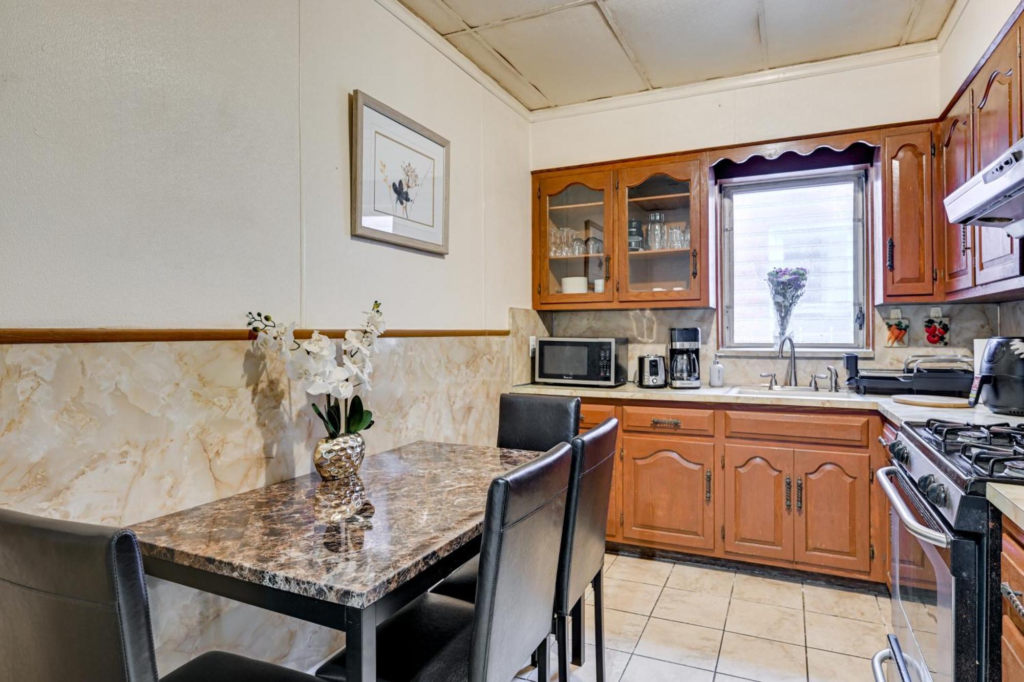 Apartment Easy Train Access! Quiet Commuter New York