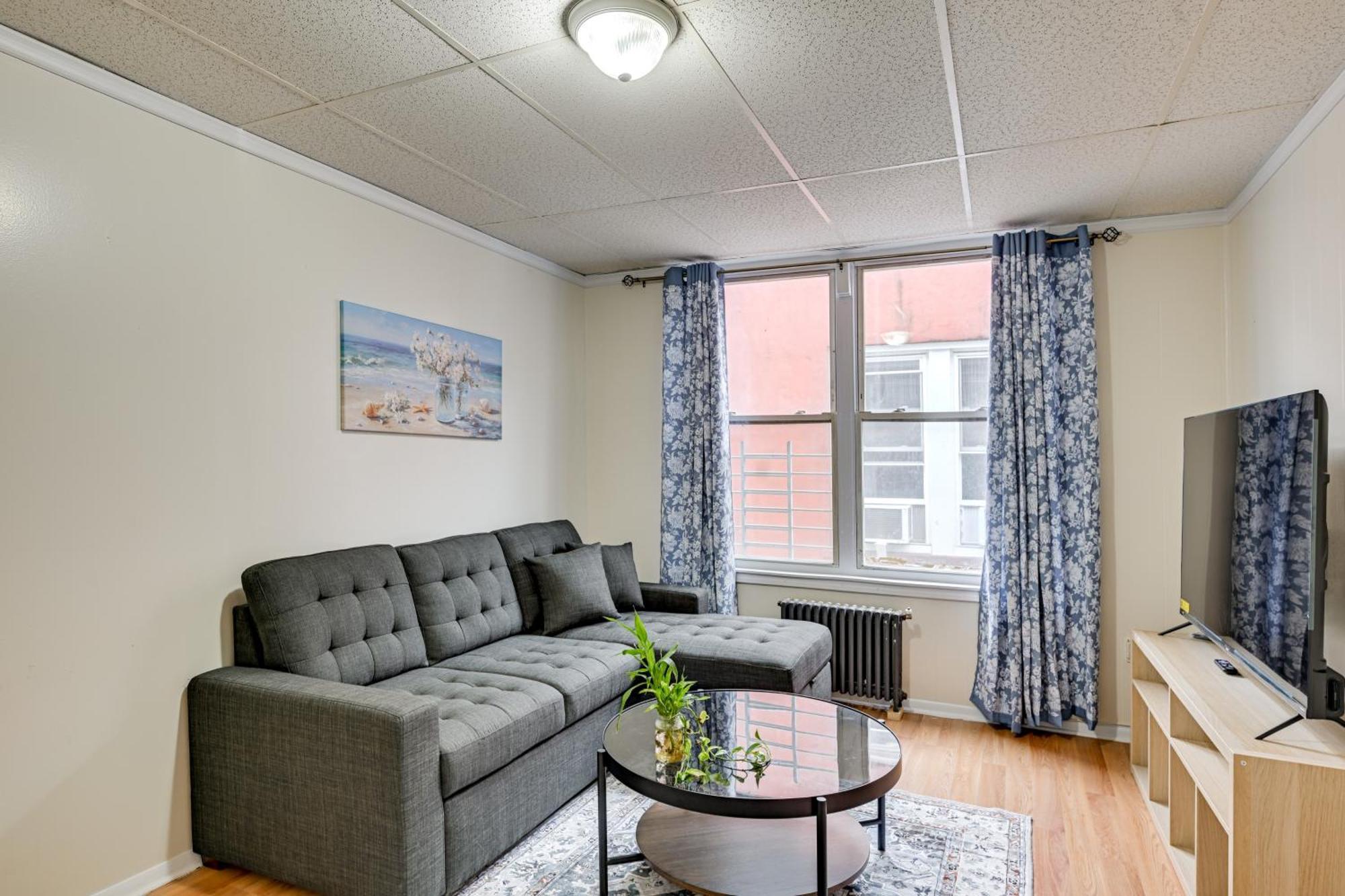 Easy Train Access! Quiet Commuter Apartment New York