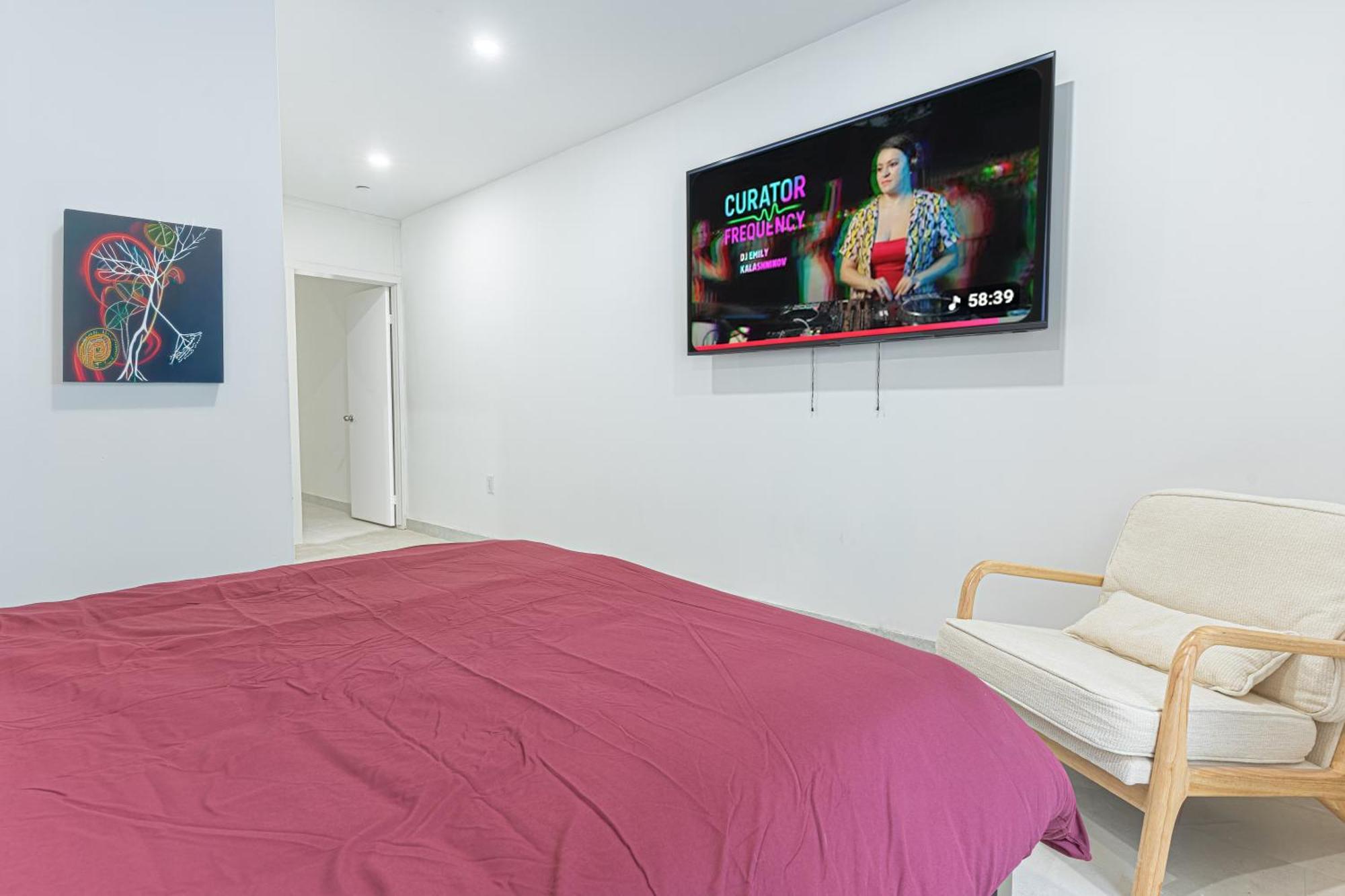 Modern Duplex Escape W Backyard * New York