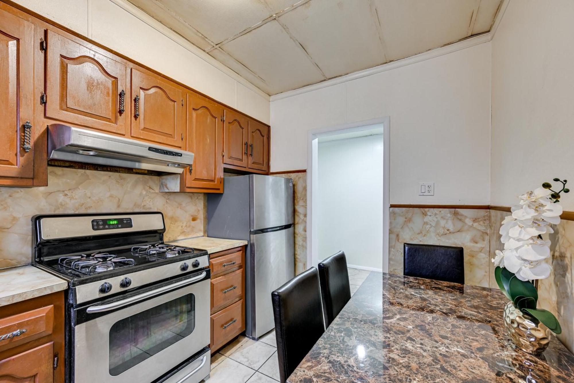 Apartment Easy Train Access! Quiet Commuter *