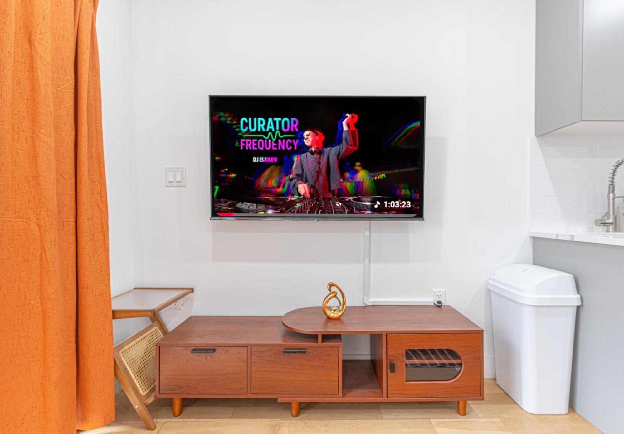 Modern Duplex Escape W Backyard *