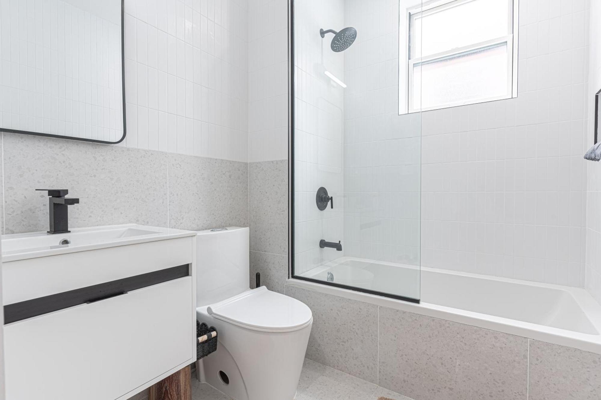 Modern Duplex Escape W Backyard Apartment