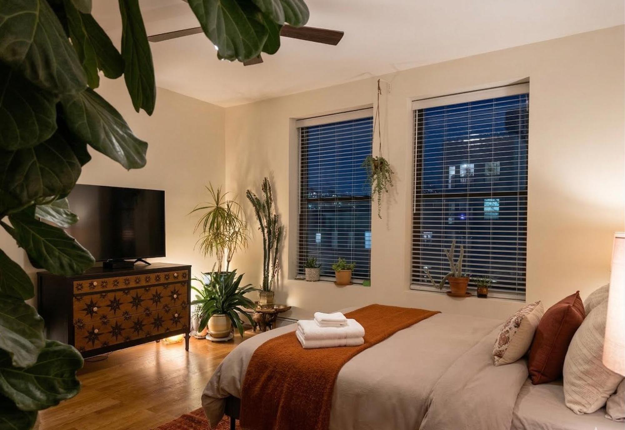 Sunlit Luxury 2br Harlem Brownstone Retreat With Terrace Near Express Trains New York