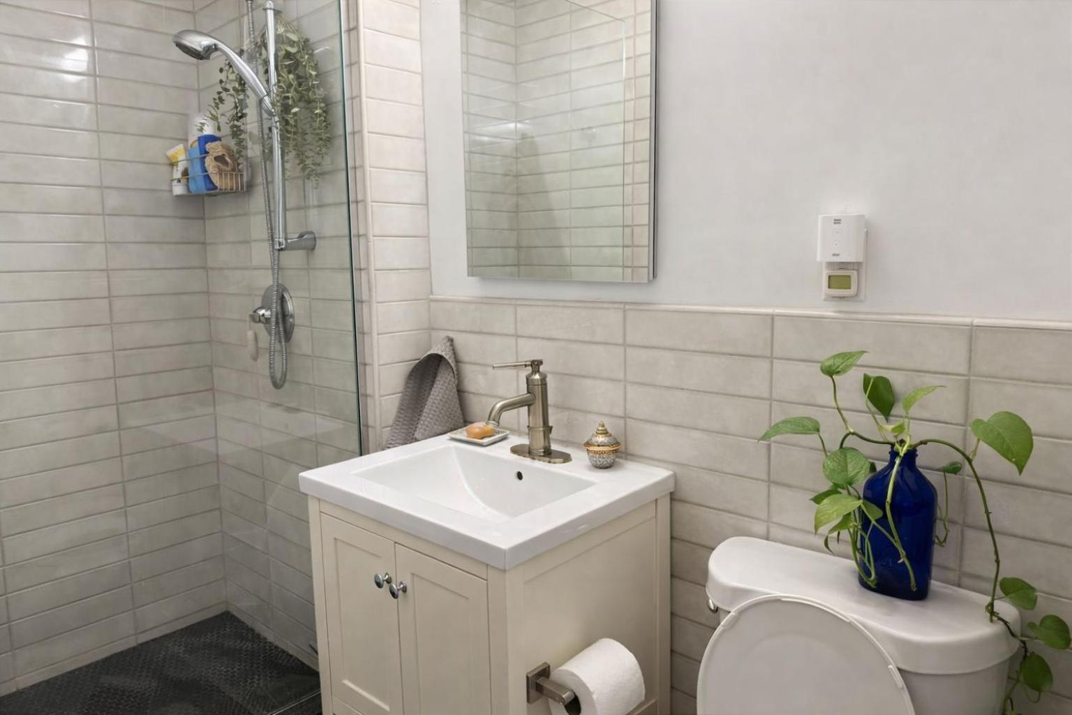 Sunlit Luxury 2br Harlem Brownstone Retreat With Terrace Near Express Trains *