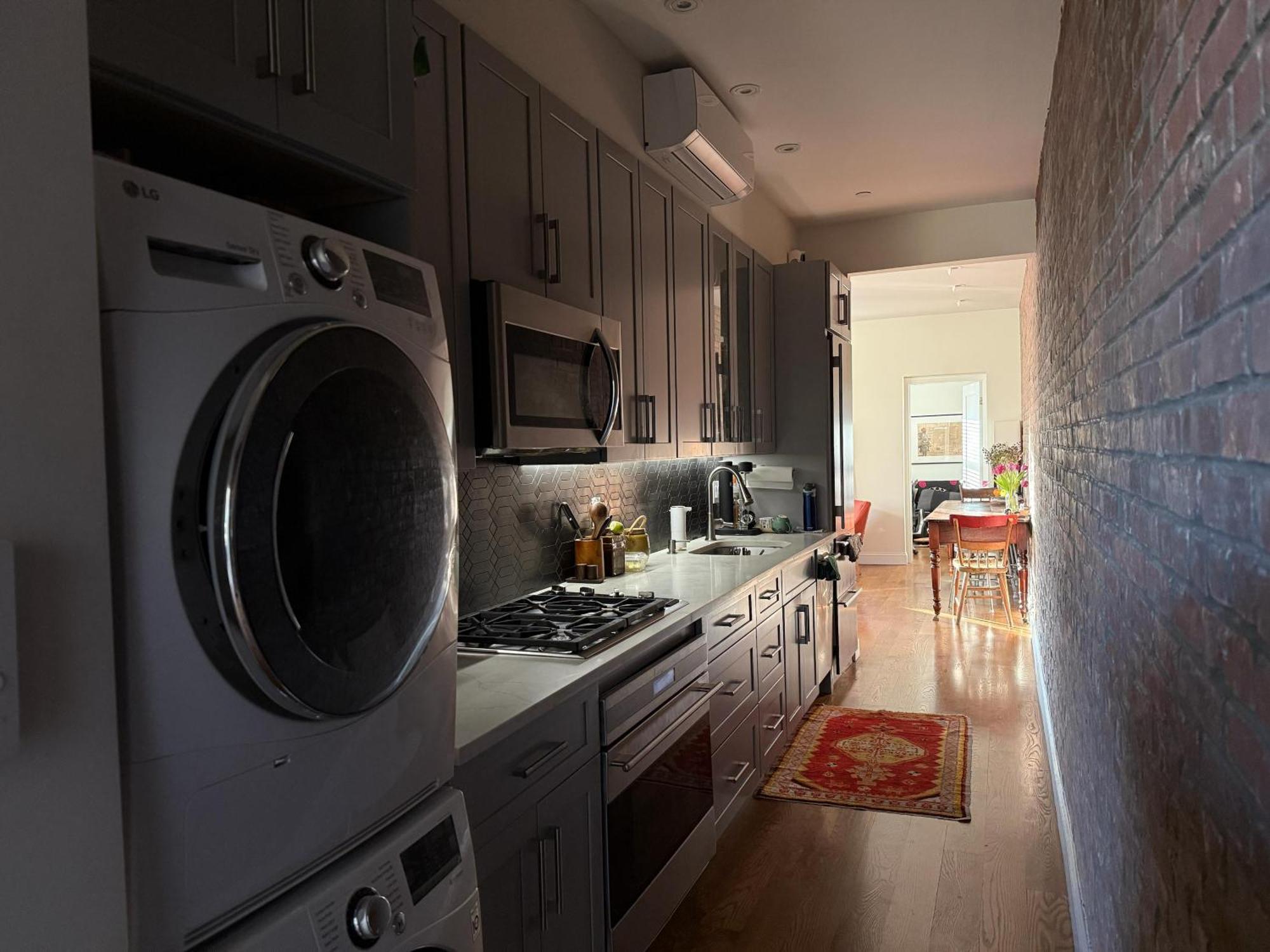 Sunlit Luxury 2br Harlem Brownstone Retreat With Terrace Near Express Trains