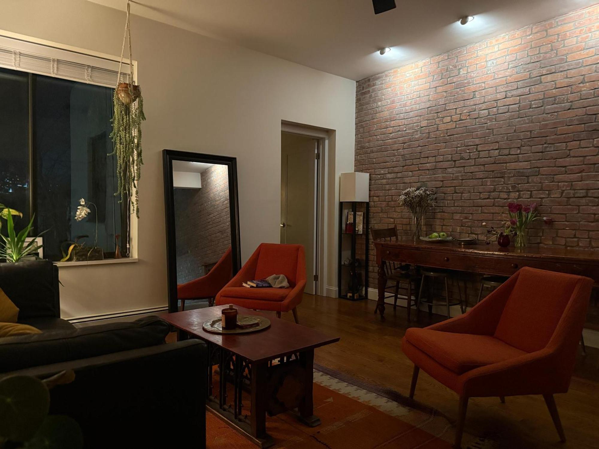 Sunlit Luxury 2br Harlem Brownstone Retreat With Terrace Near Express Trains