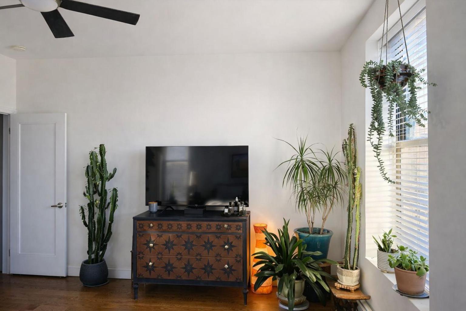 Sunlit Luxury 2br Harlem Brownstone Retreat With Terrace Near Express Trains